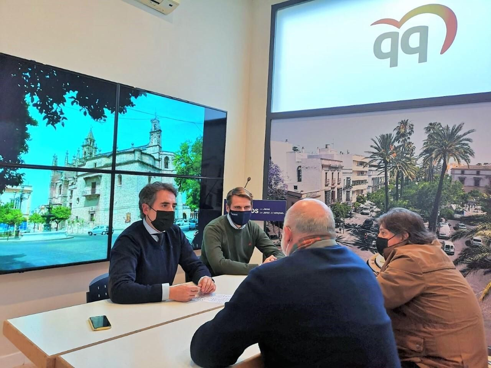 Antonio Saldaña y Rafa Mateos, en su reunión con la Asociación Cultural Calle Nueva y  Cantarería.
