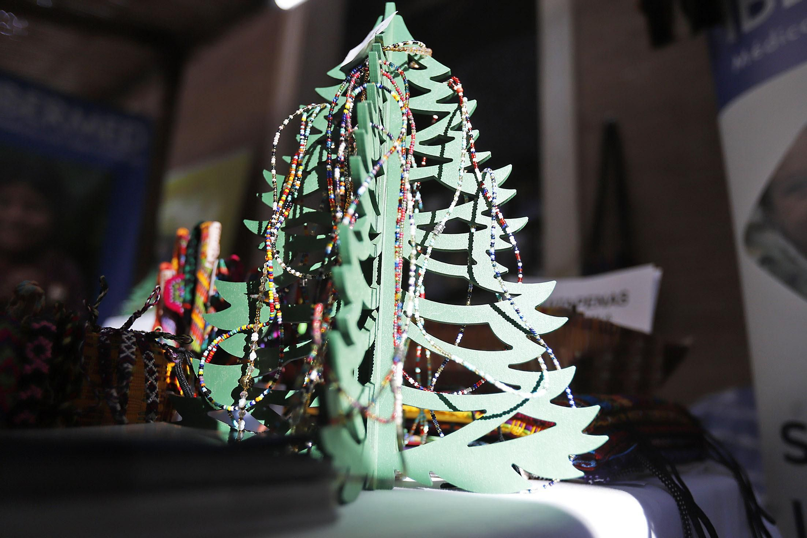 Imágenes del Mercadillo Solidario Navideño en la Diputación de Huelva