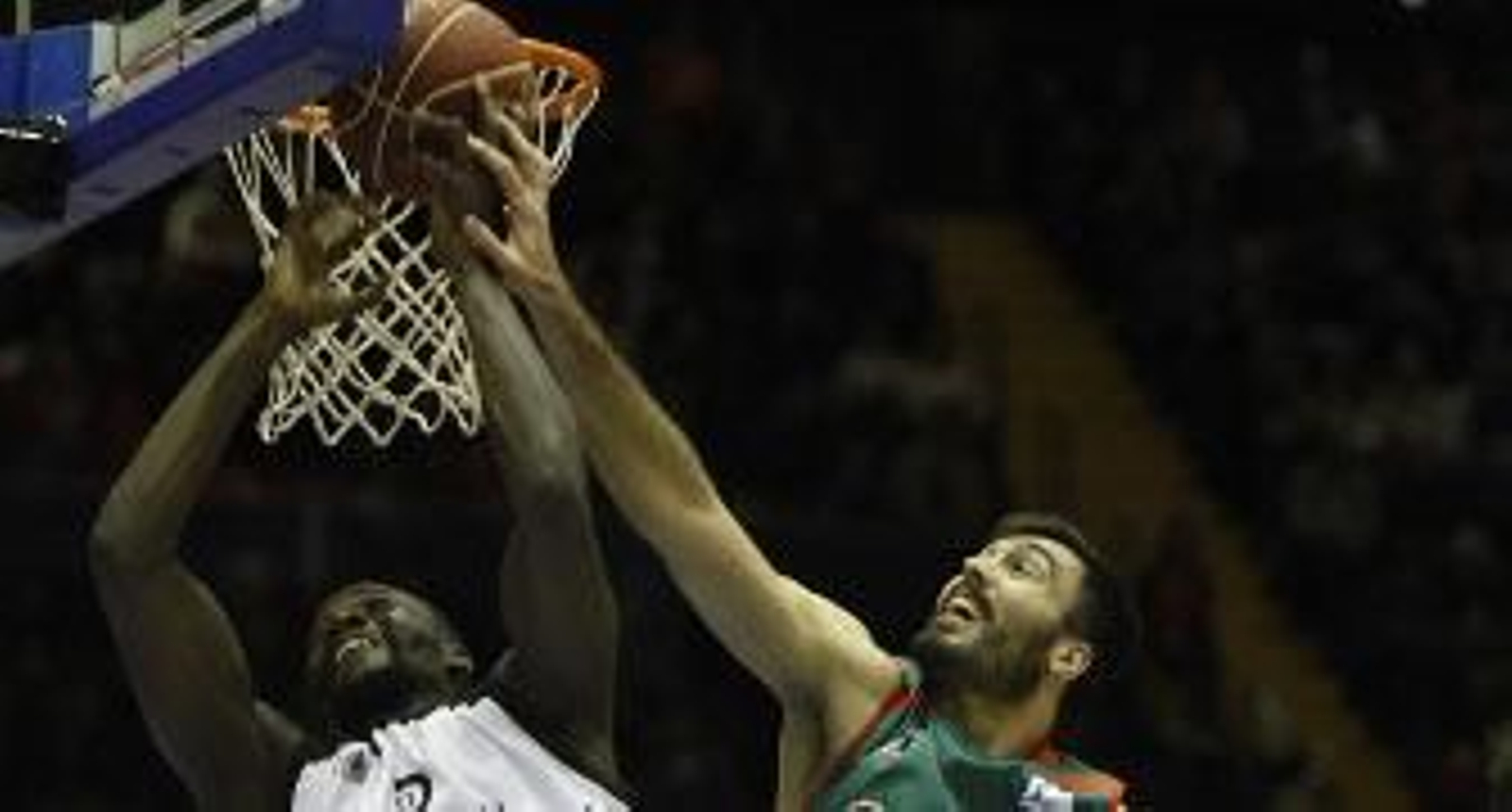 James pelea por un rebote con Oriola durante su visita a San Pablo con el Bilbao Básket. / José Ángel García