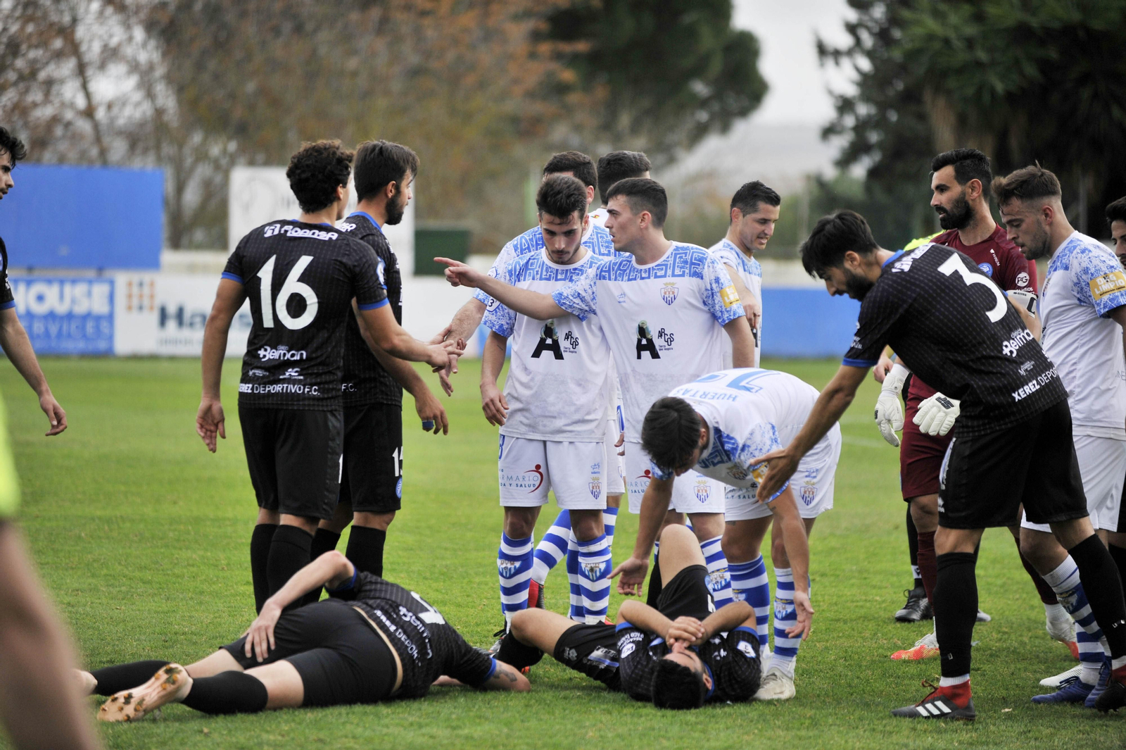 Antonio Sánchez y Adri Rodríguez, en el suelo antes de que el azulino fuese expulsado.