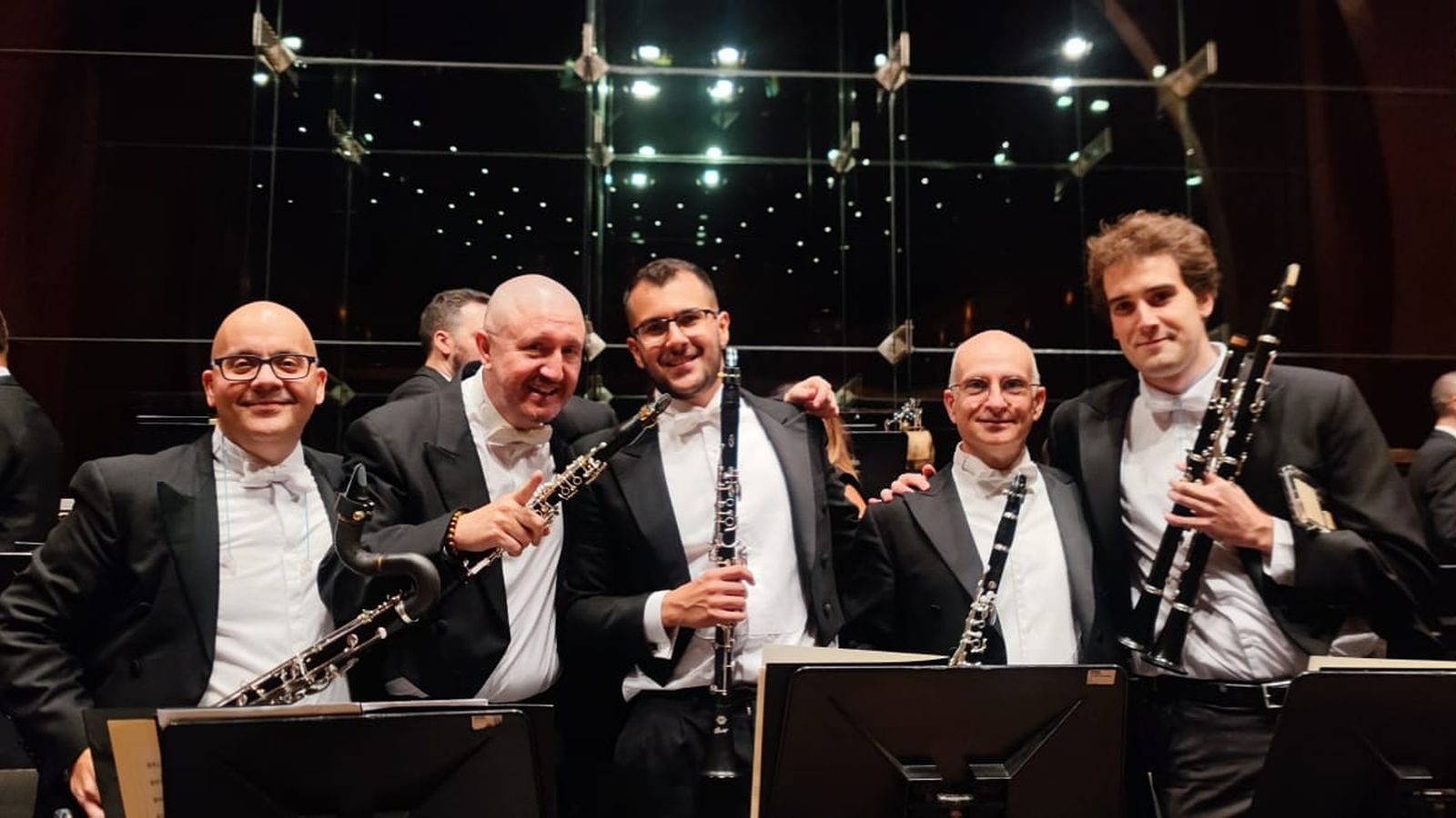 El clarinetista Javier Llopis (segundo por la derecha) junto a sus compañeros.