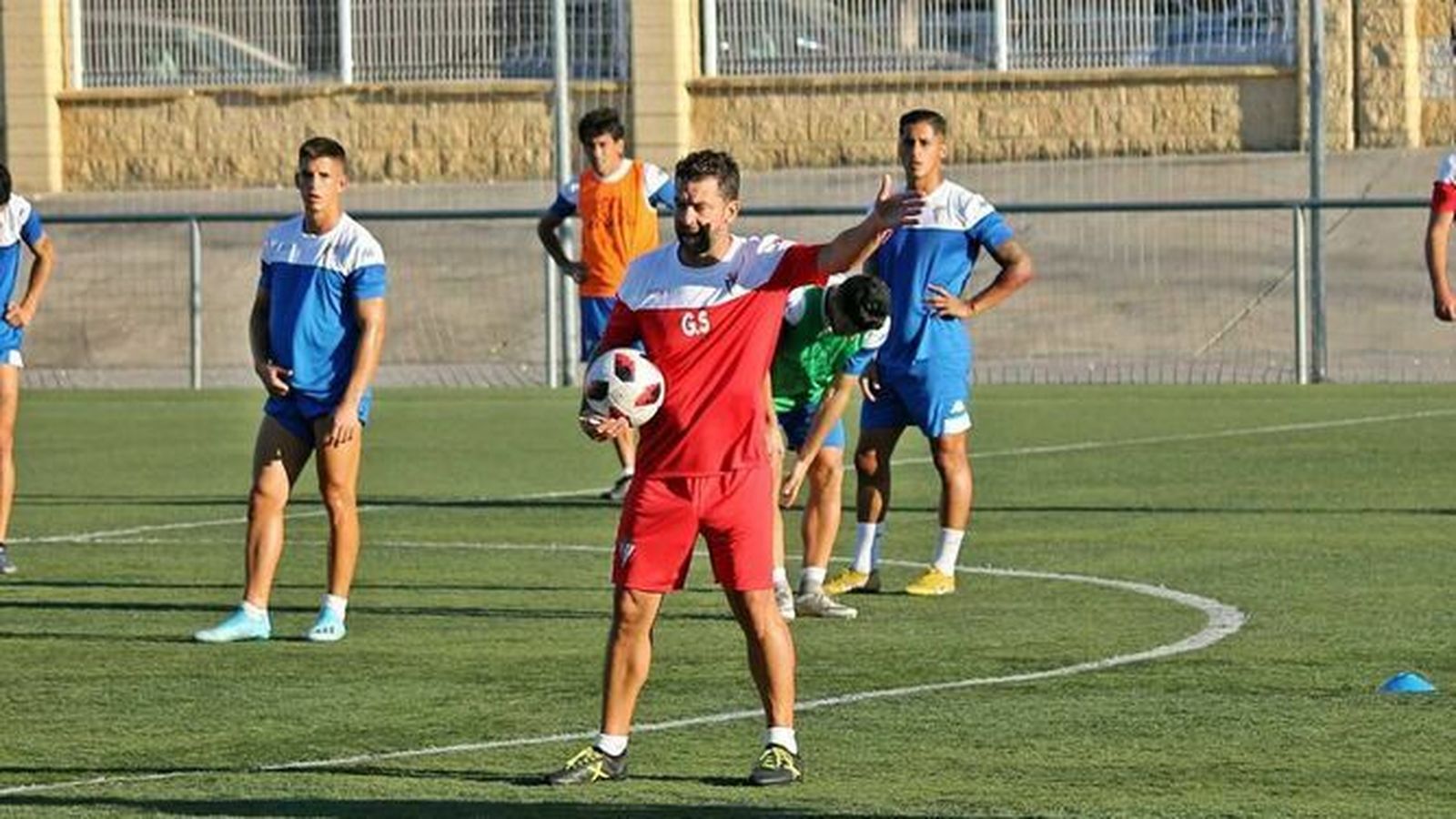Tito García Sanjuán da indicaciones a sus jugadores.