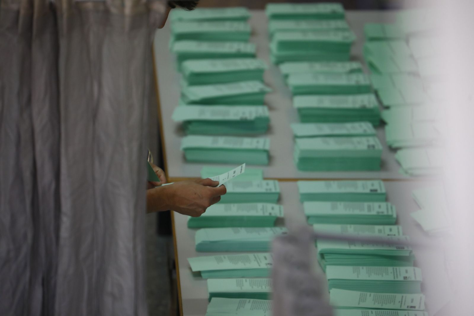 Papeletas de diferentes candidaturas, en las elecciones andaluzas del 19-J.