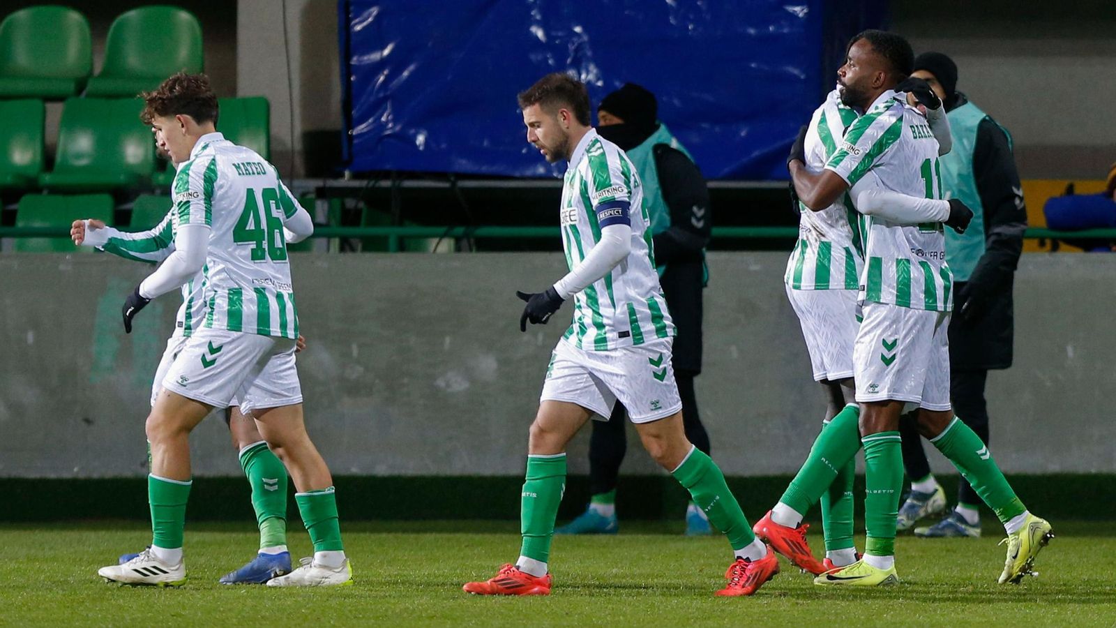 Los jugadores del betis celebran el gol de Bakambu.