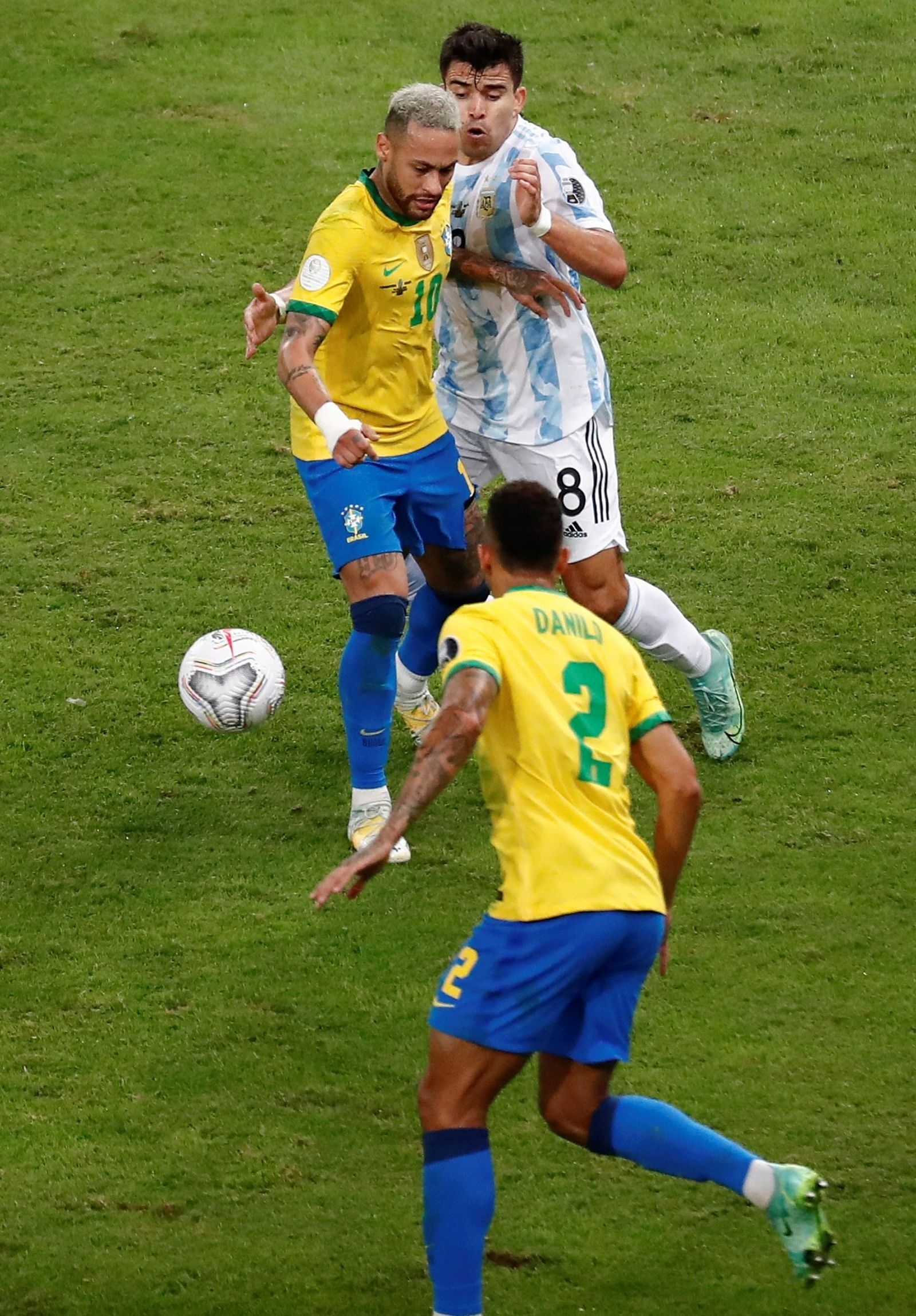 Acuña hostiga a Neymar, la estrella de Brasil, en un momento de la final.
