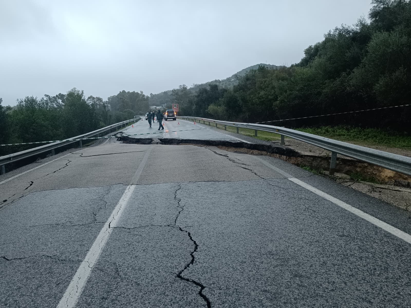 Socavón en la carretera de acceso a Villamartín
