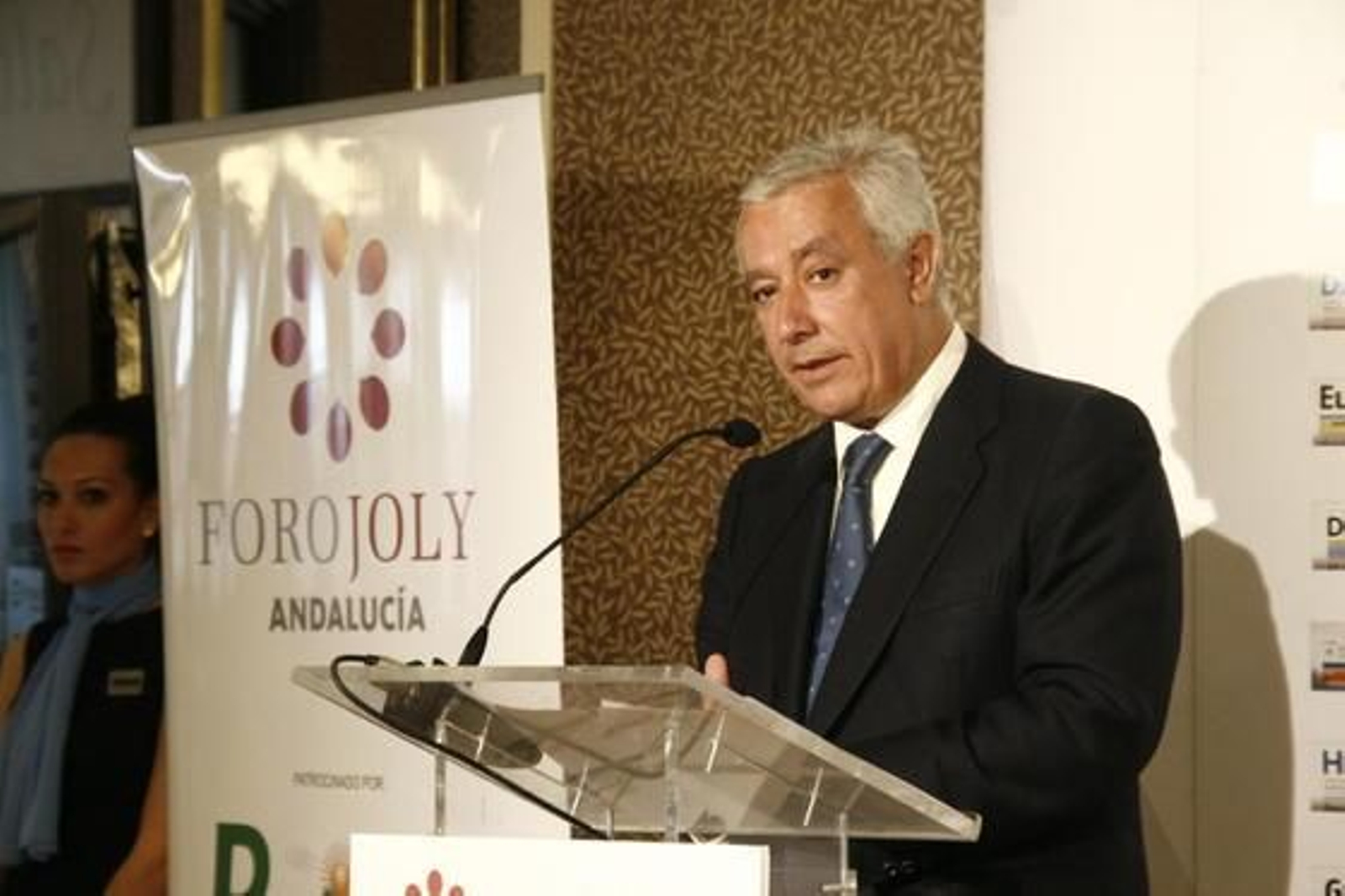 Javier Arenas presenta a su compañera de partido.

Foto: J. Alonso/ R. Gonzalez