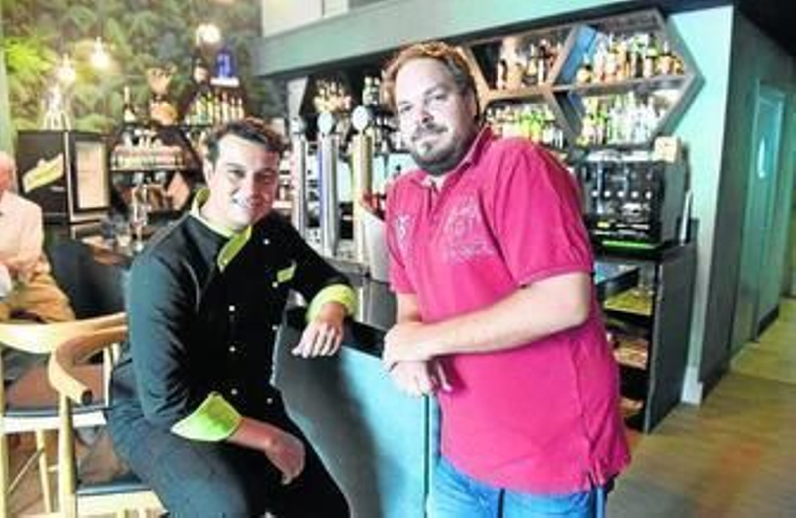 El chef Pedro Sánchez junto a Thomas de Galard, uno de los propietarios del local.