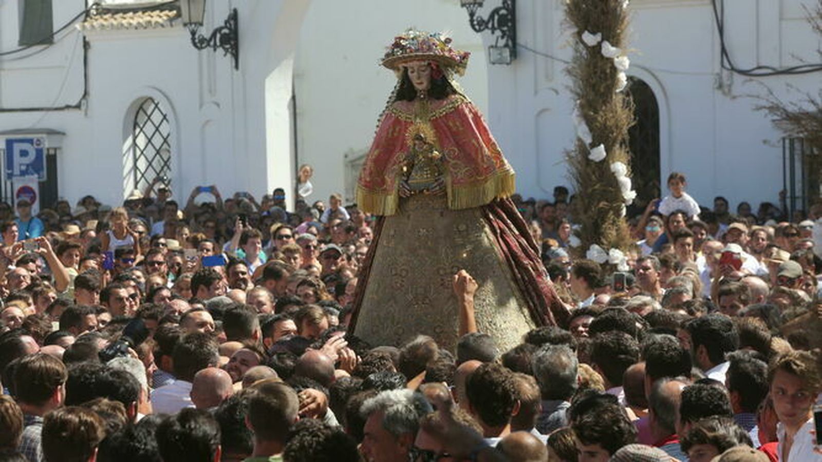 La Virgen de Rocío arropada a su salida.