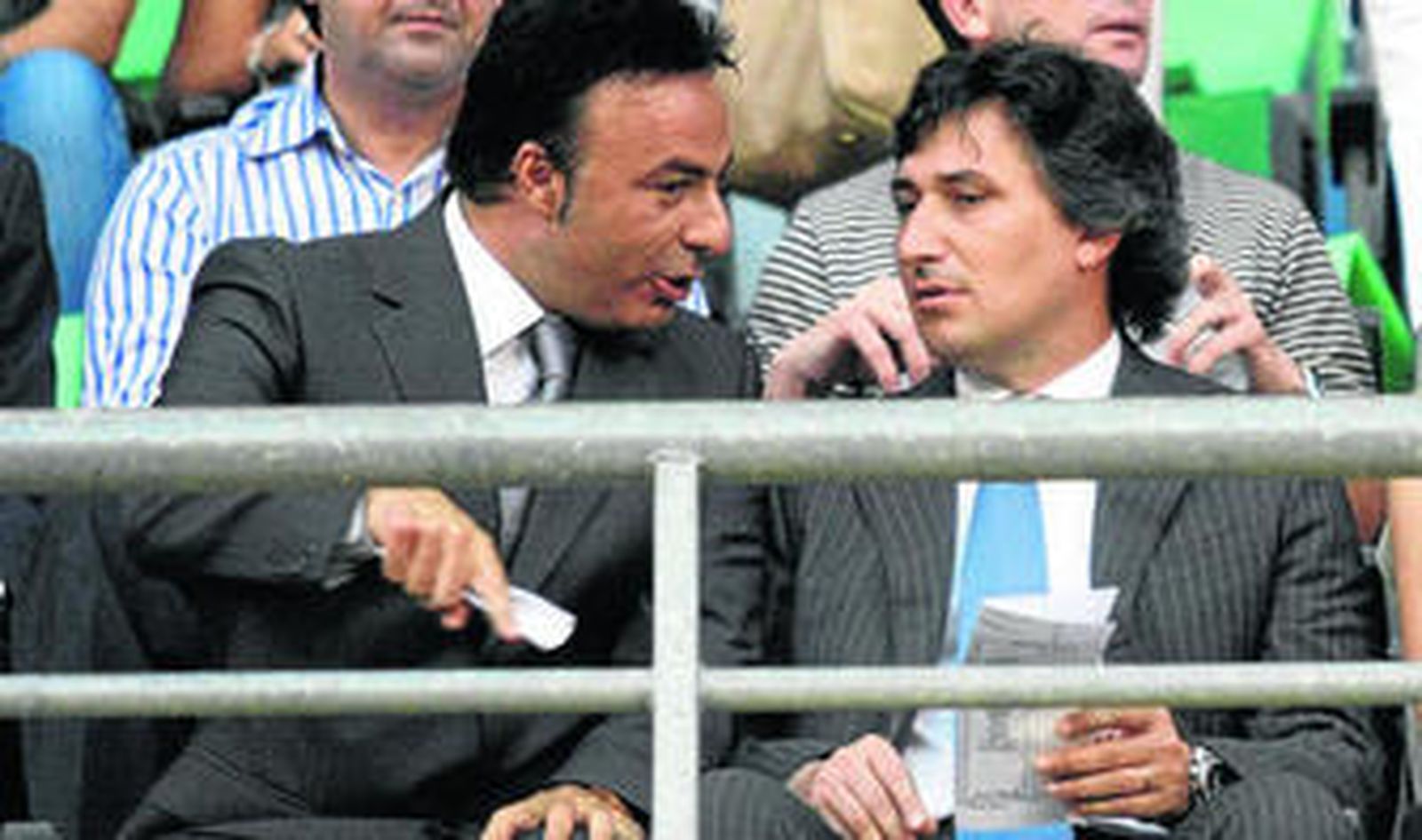 Quique Pina (i) junto a Gino Pozzo, copropietario del Udinese e inversor en el Granada, en el palco del Nuevo Los Cármenes.