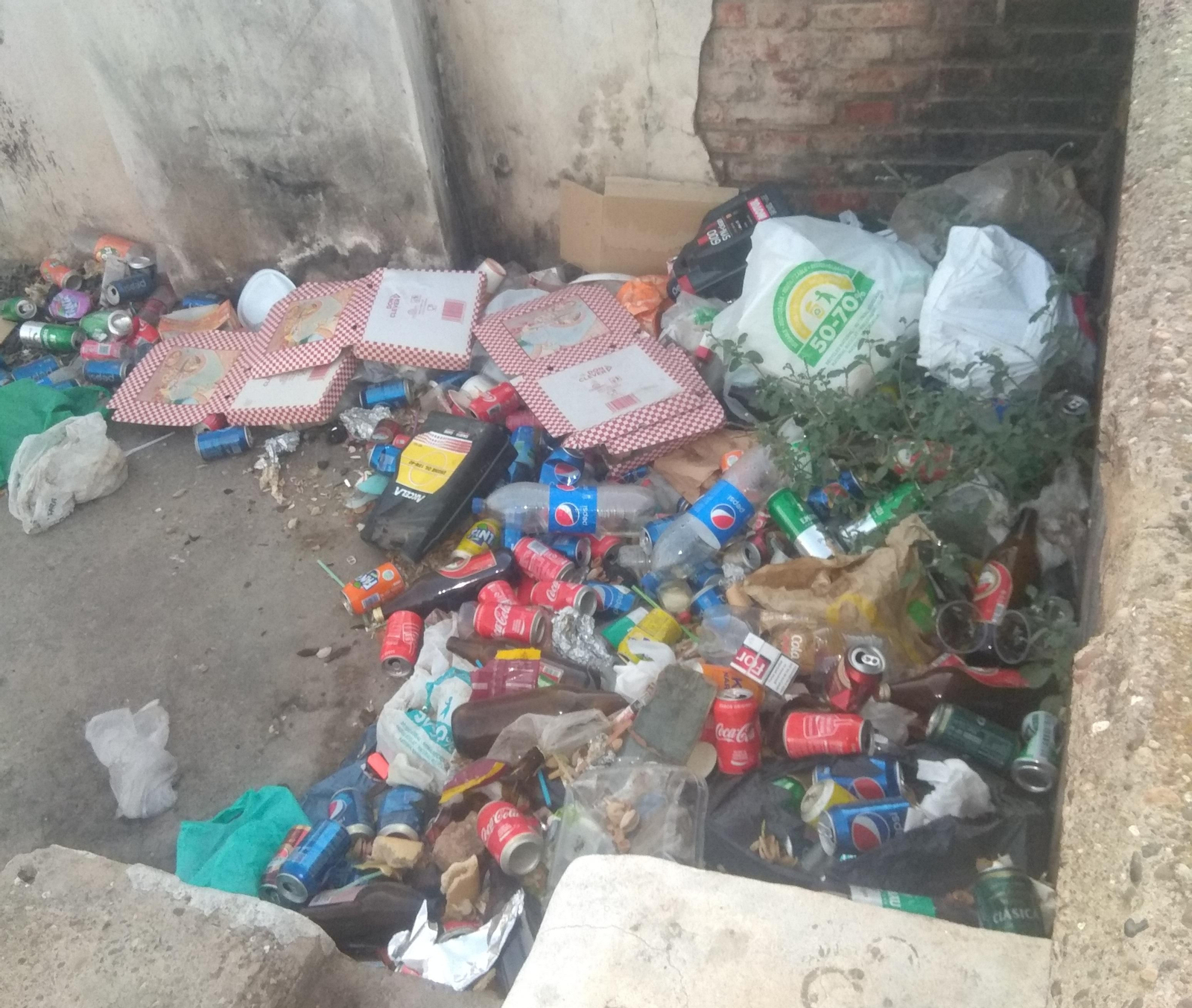 Suciedad acumulada en una de las calles de Las Moreras.