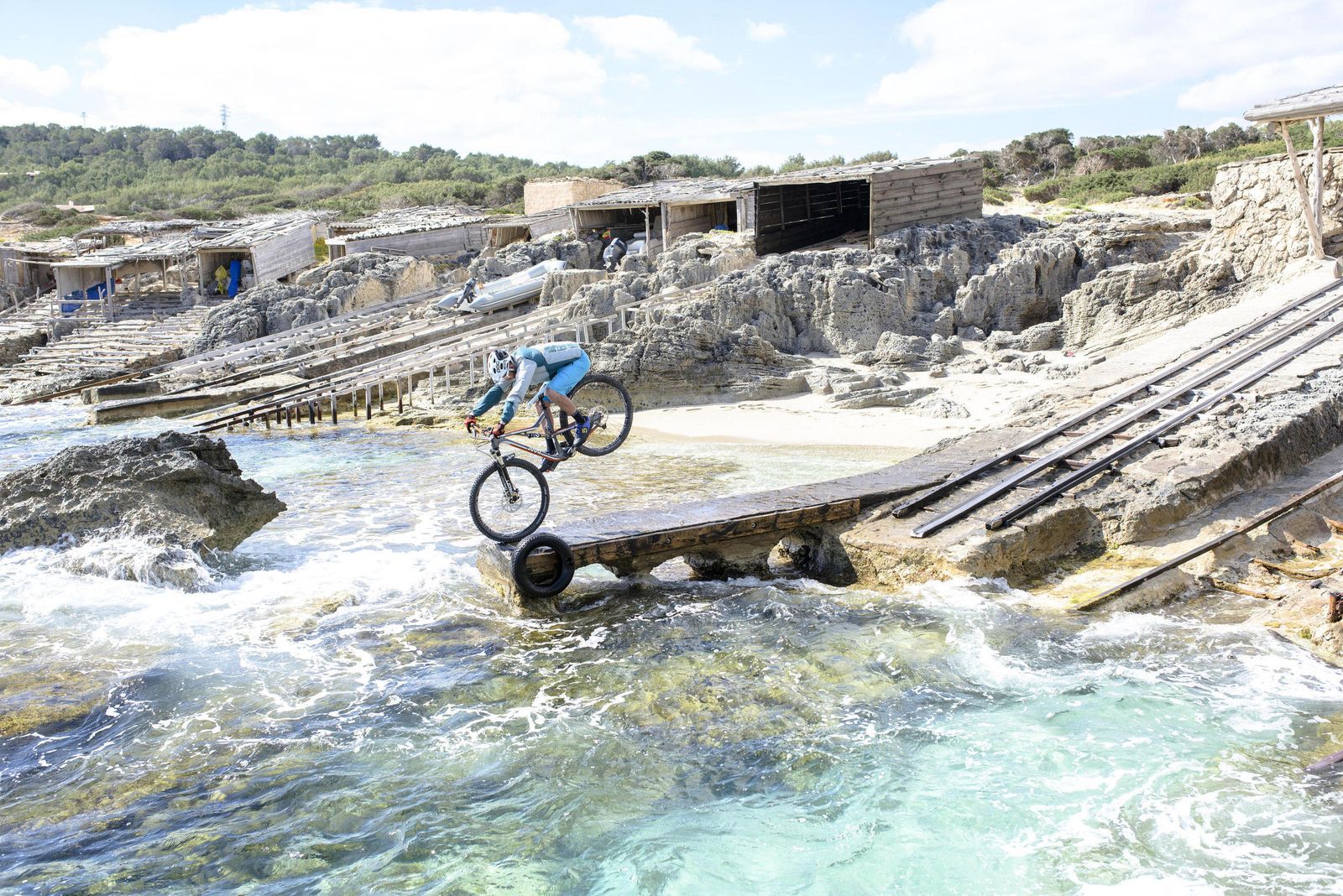 Los 'escars' son los singulares varaderos, con guías inclinadas de madera para sacar las embarcaciones y resguardarlas en cobertizos.