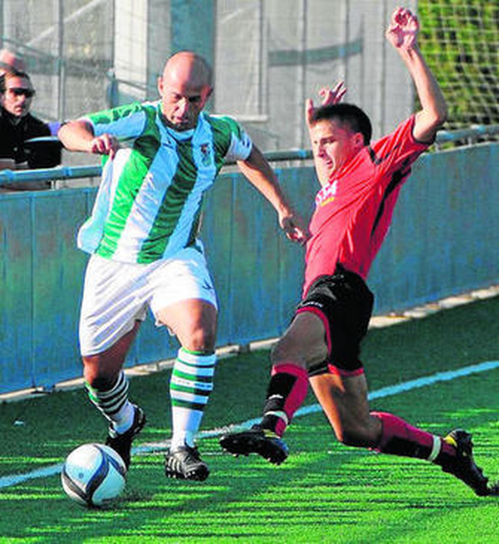 Velázquez (i), sancionado, no podrá jugar en el Puntas Vela.