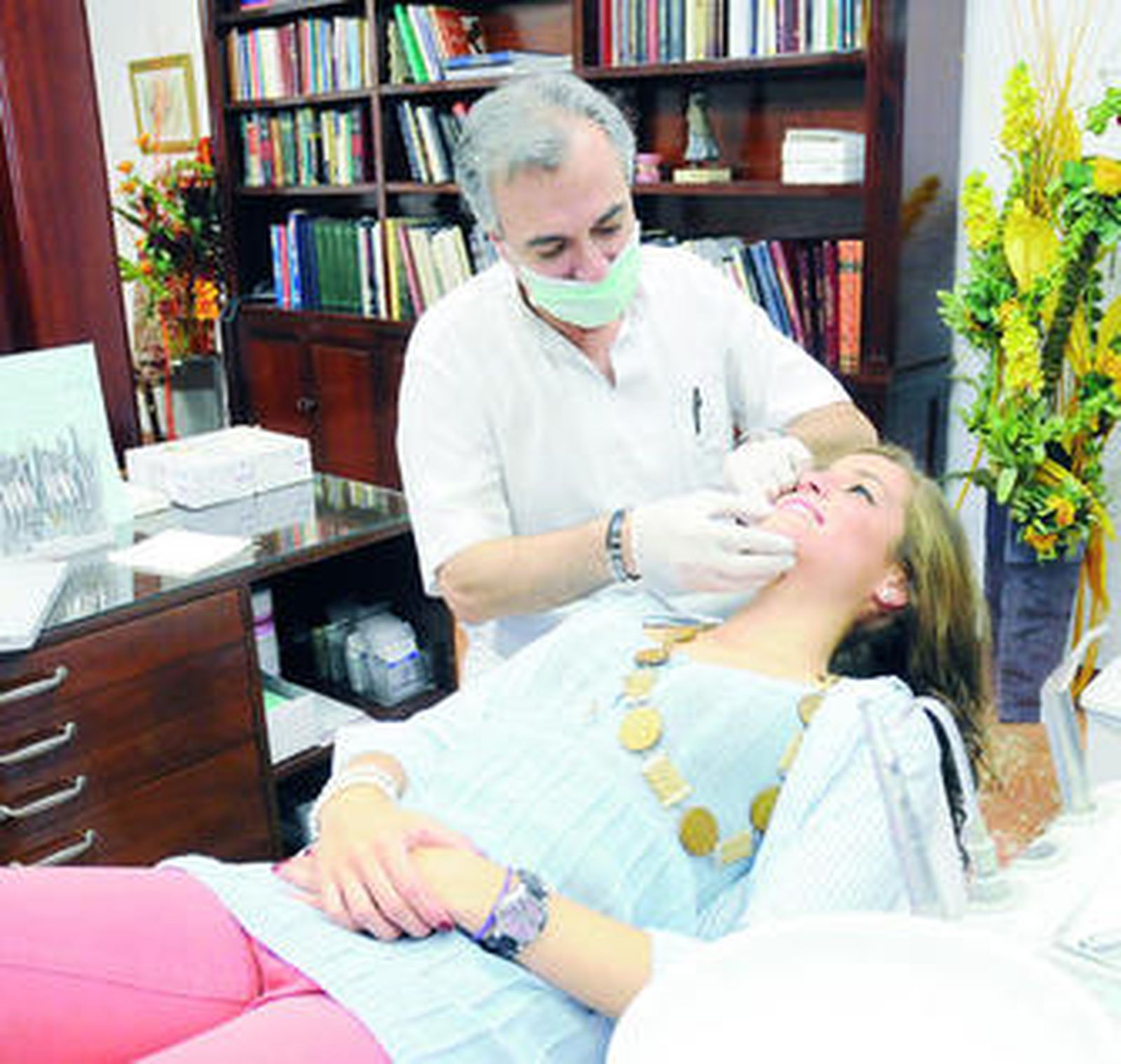 El doctor José María Llamas, en su consulta de la avenida Ramón de Carranza, junto a la Feria.