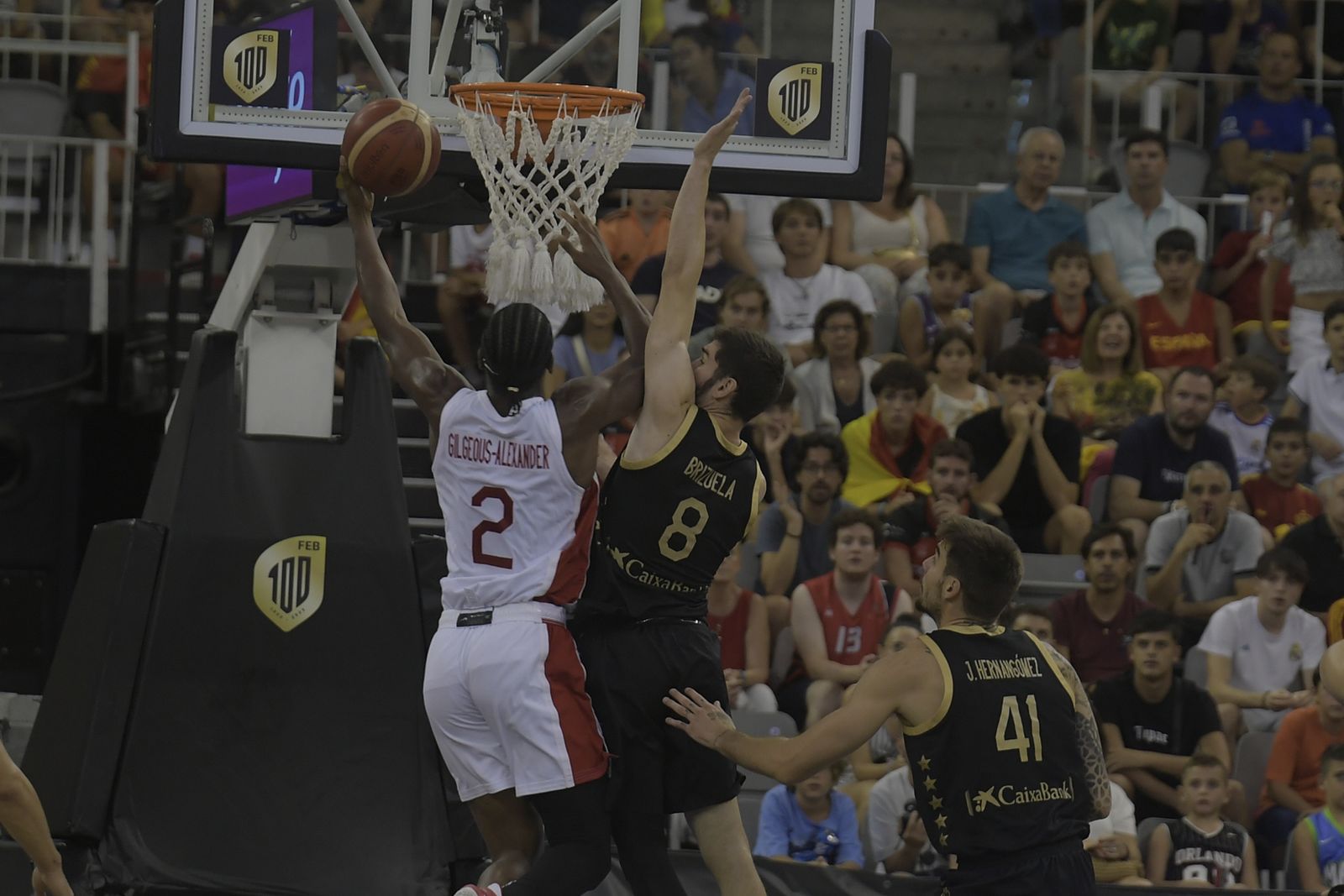 Brizuela y Shai Gilgeous en un lance del partido