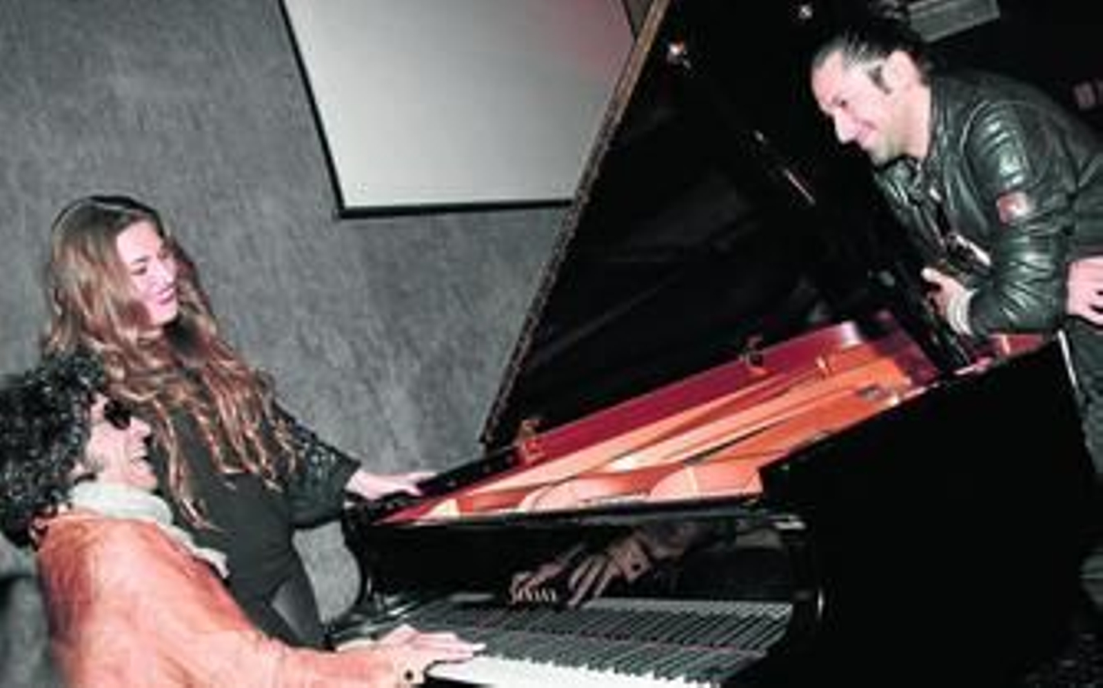 Laura Gallego junto a Rafael Amargo observan a Diego Amador al piano, ayer en la presentación del espectáculo en La Línea. Laura Gallego junto a Rafael Amargo observan a Diego Amador al piano, ayer en la presentación del espectáculo en La Línea.