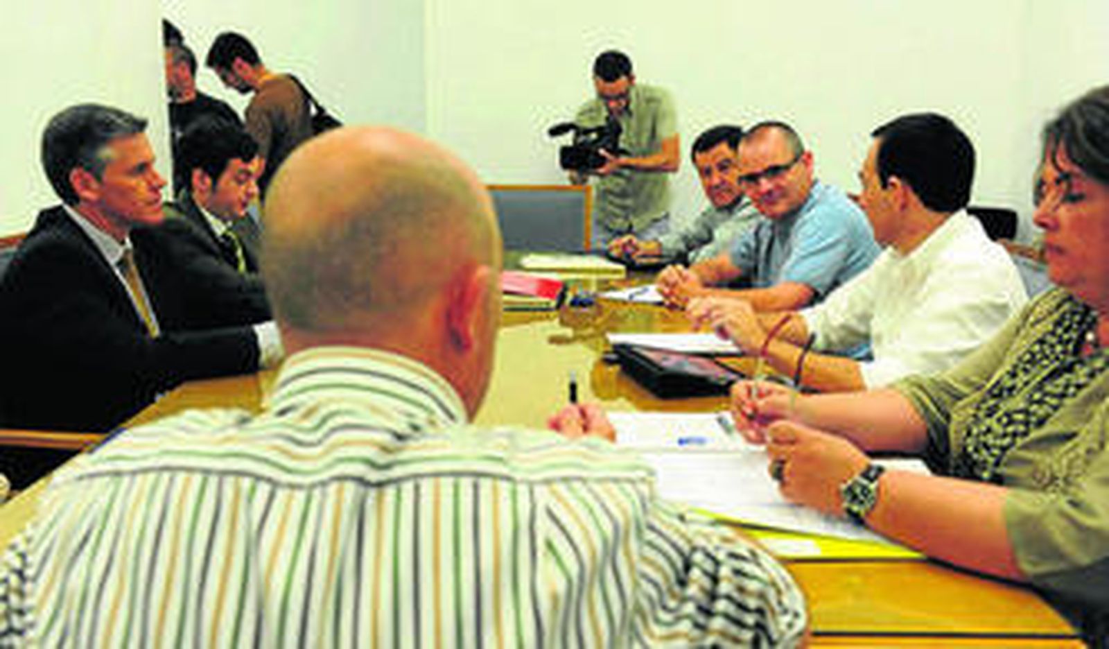 Reunión de los cinco nuevo grupos municipales, ayer, en las dependencias de Alcaldía.