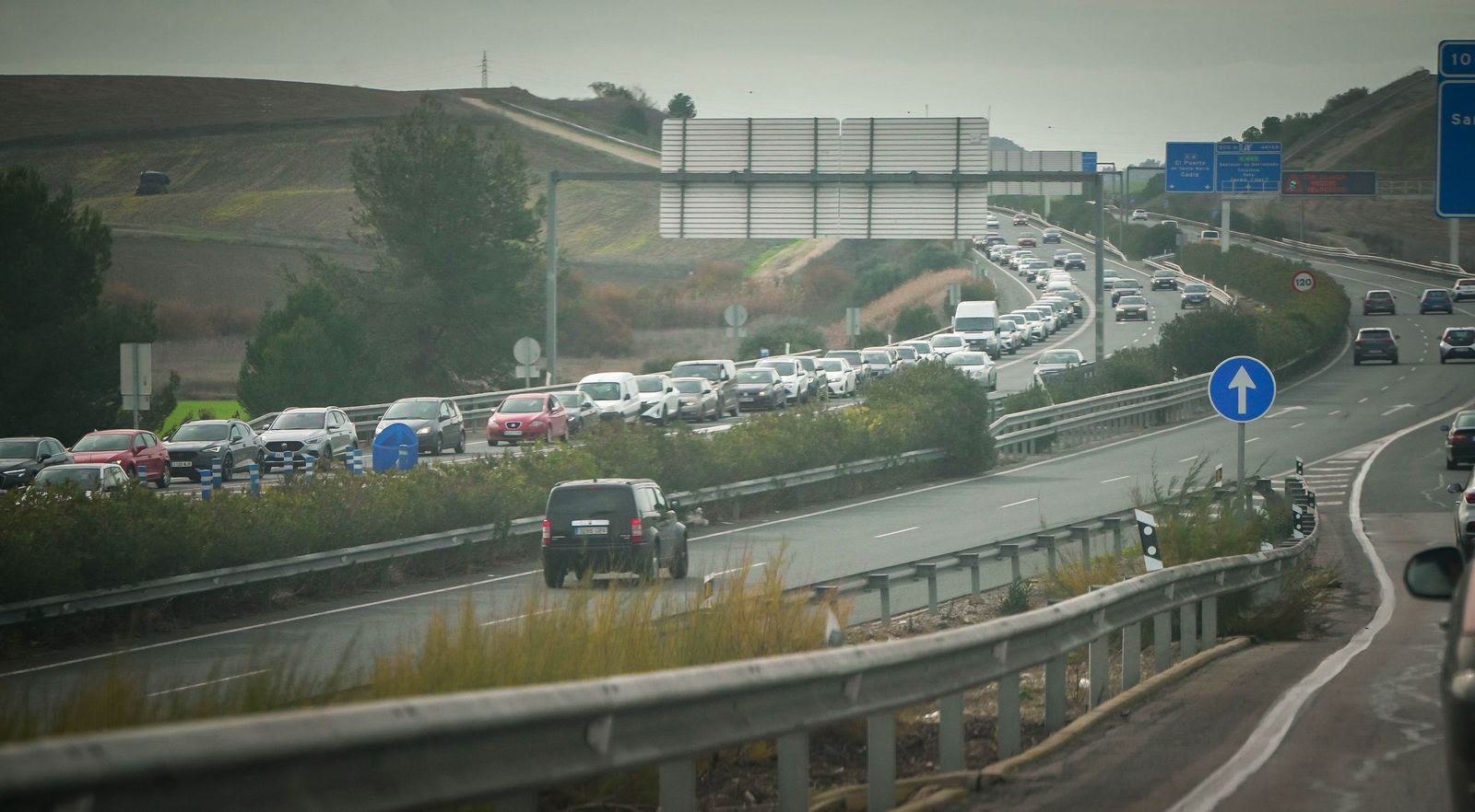 Imágenes de la gran afluencia de vehículos a los centros comerciales en Jerez