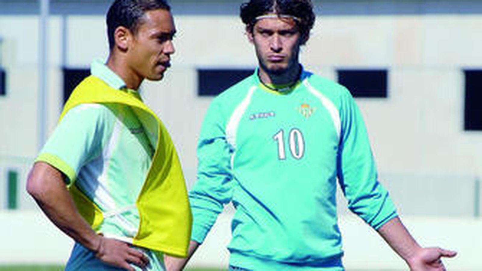 Oliveira y Edu dialogan durante un entrenamiento reciente en la ciudad deportiva de Los Bermejales.