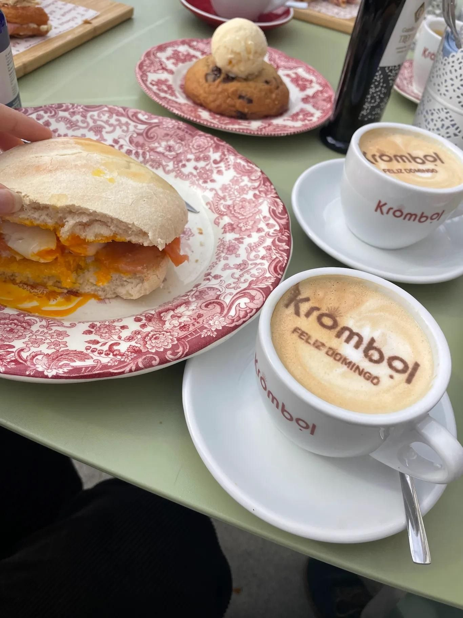 Desayuno en Krombol.