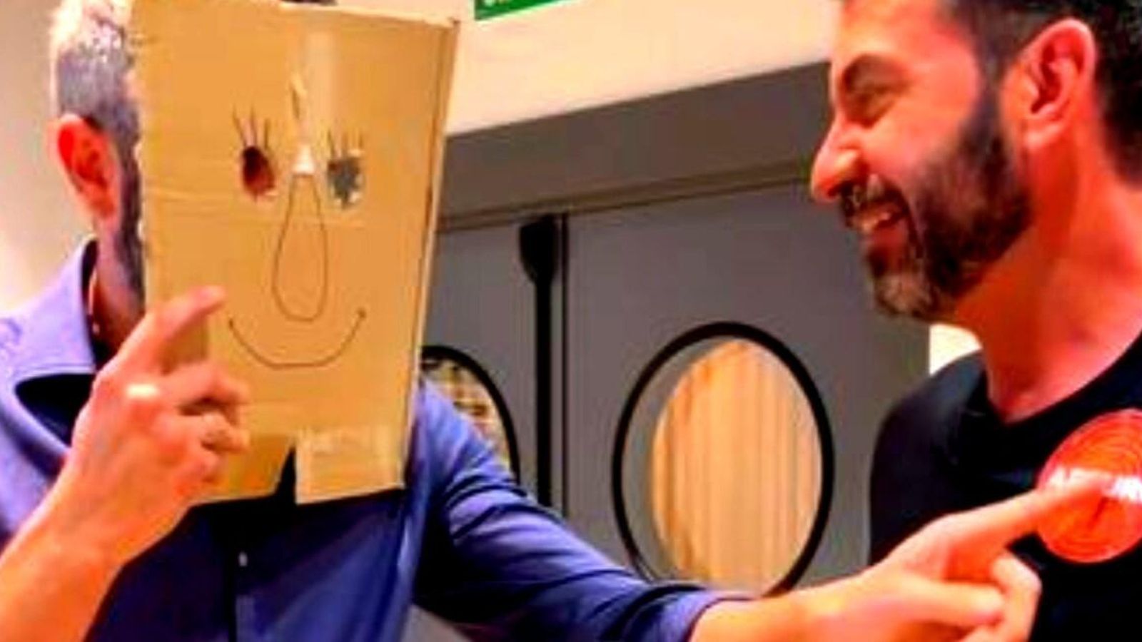 Roberto Leal trolea con su máscara de Bob Esponja a Arturo Valls
