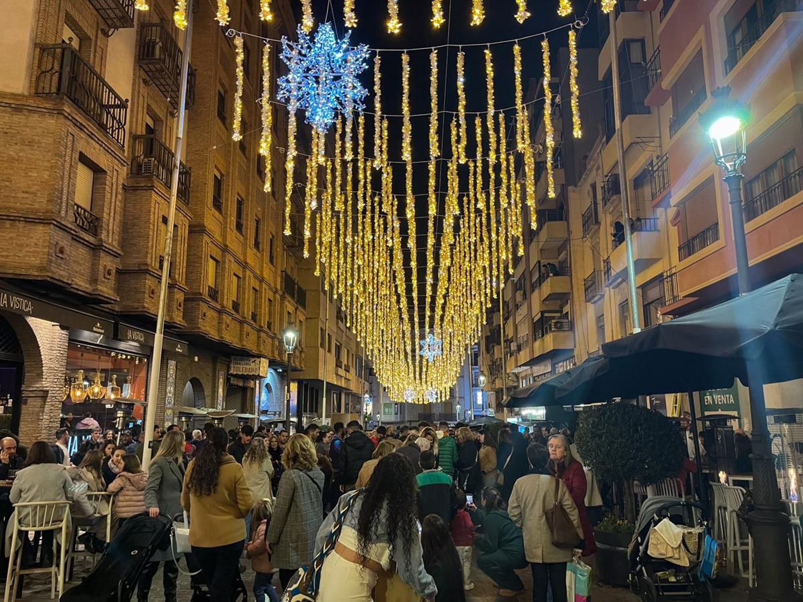 Jaén enciende su Navidad con sus habitantes echados a la calle