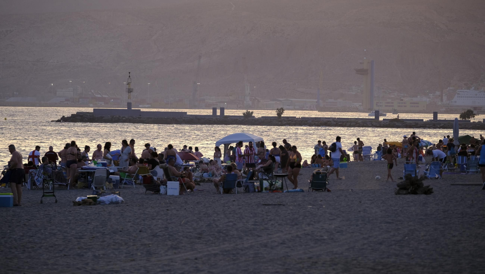 La Noche de San Juan en Almería, en imágenes