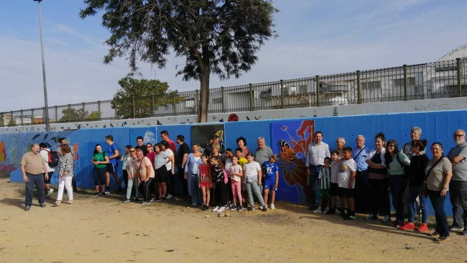 Los asistentes a la inauguración del tercer mosaico del Jardín y Refugio de las Mariposas en el Paseo Juan Saura.
