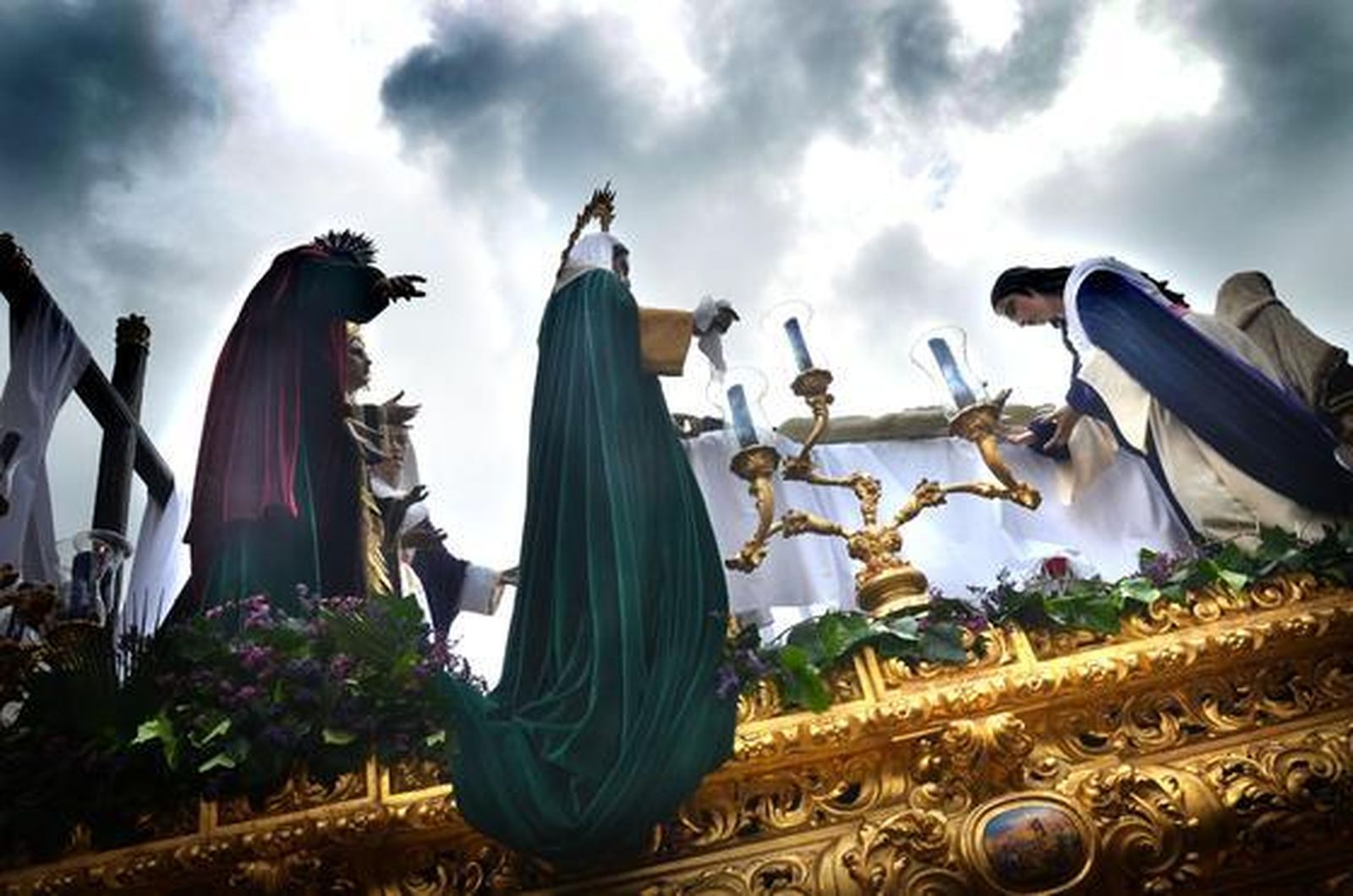 El misterio del Traslado al Sepulcro hizo alarde de valentía al salir de su capilla de Santa Marta y poner así comienzo a la jornada de Miércoles Santo.  Foto: Manu Garcia