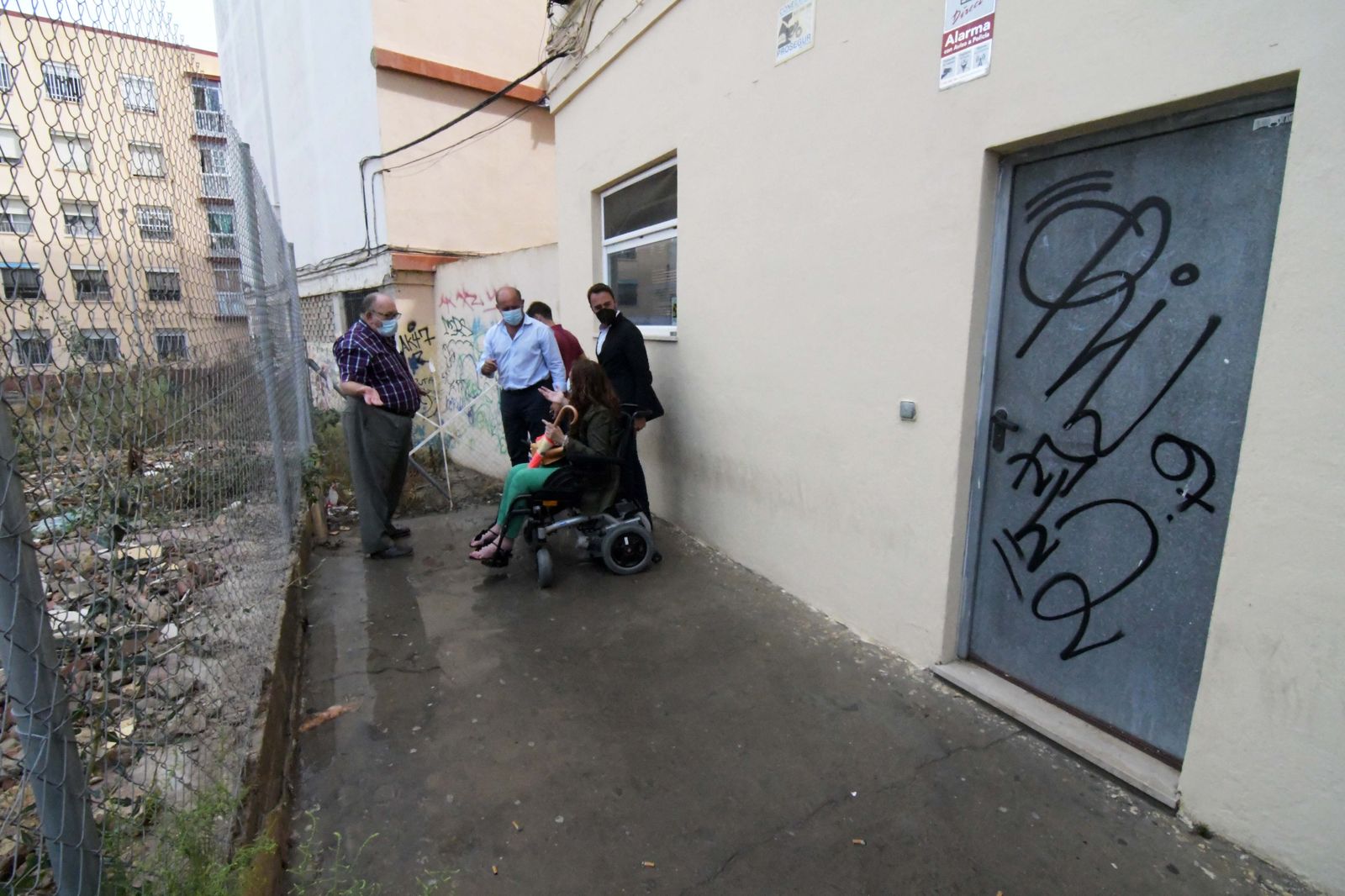 Momento del encuentro de los populares con los vecinos de la calle Cooperativa.