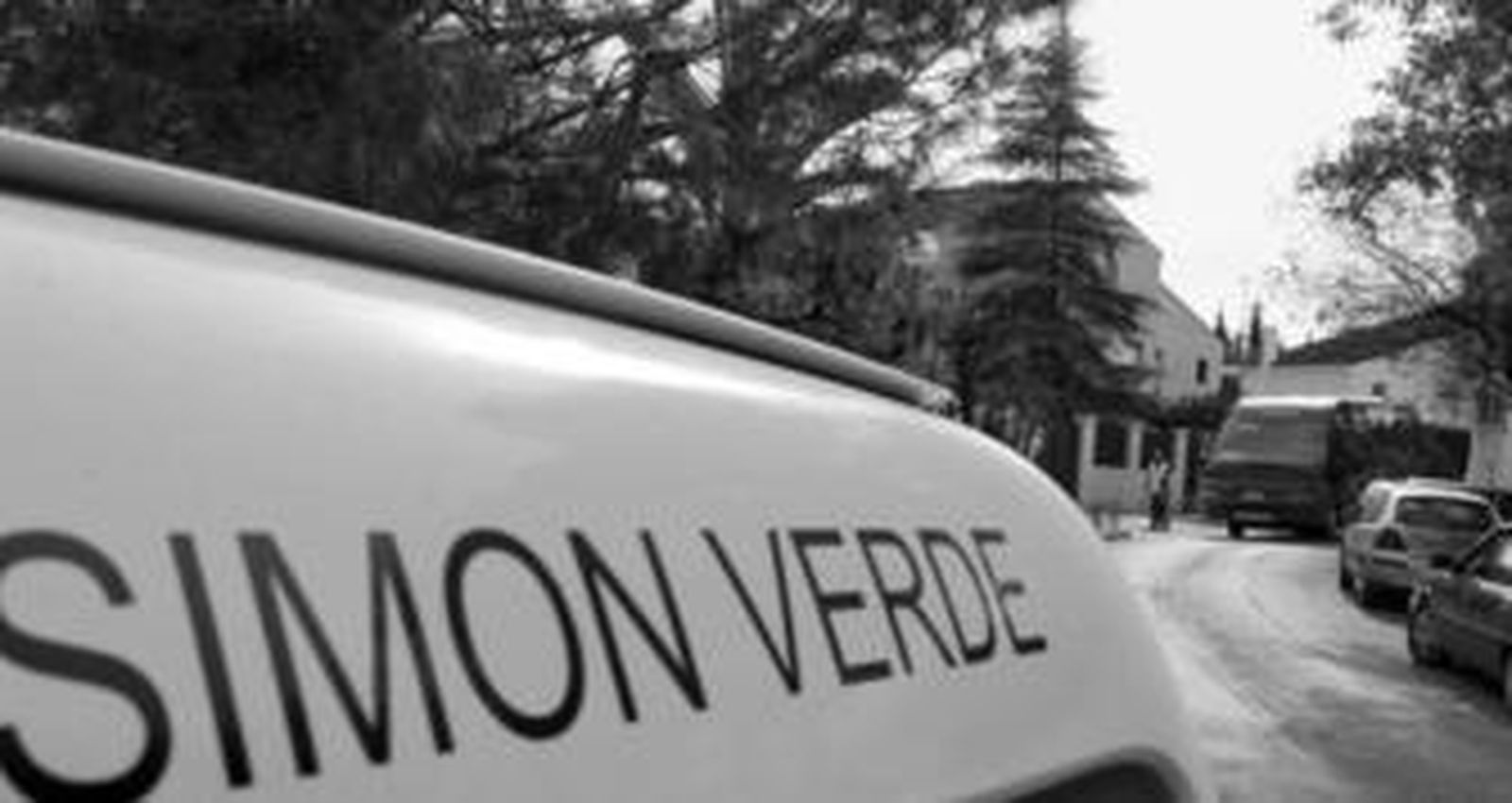 1. En primer plano, el rótulo con el nombre de la urbanización en el coche del personal de mantenimiento. Detrás se aprecia la estructura de este barrio, formado por grandes chalés y calles poco transitadas.  2. Simón Verde es una urbanización que utilizan muchas personas para hacer deporte, dado que apenas sí hay tráfico por sus calles y hay nueve kilómetros de sendas. 3. Varios coches aparcados en la puerta de un chalé, ayer por la mañana en esta urbanización.