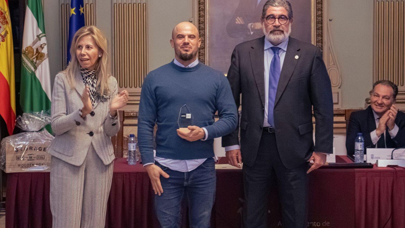 El artista Manomatic con su distinción.