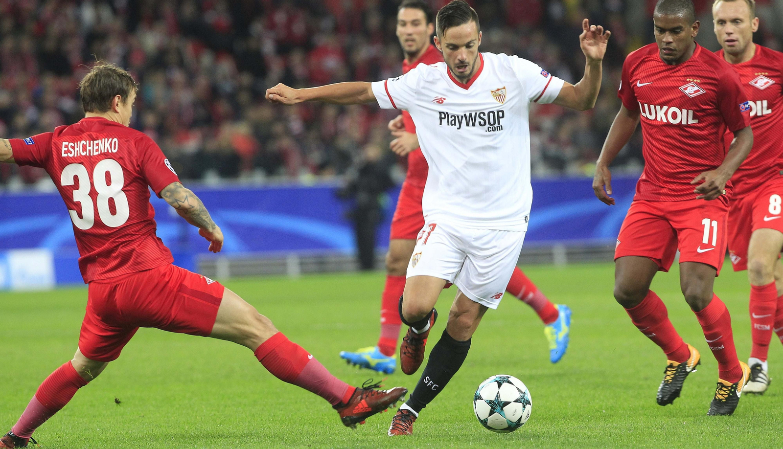 Sarabia se marcha de Eshchenko, ante la mirada de Fernando, en un lance del encuentro.