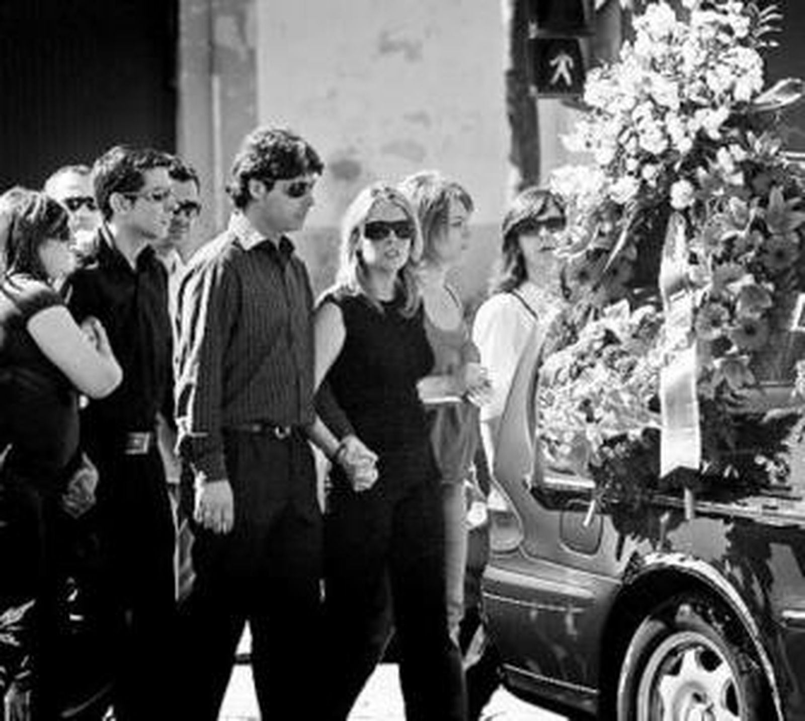 Familiares de la víctima, durante el entierro.