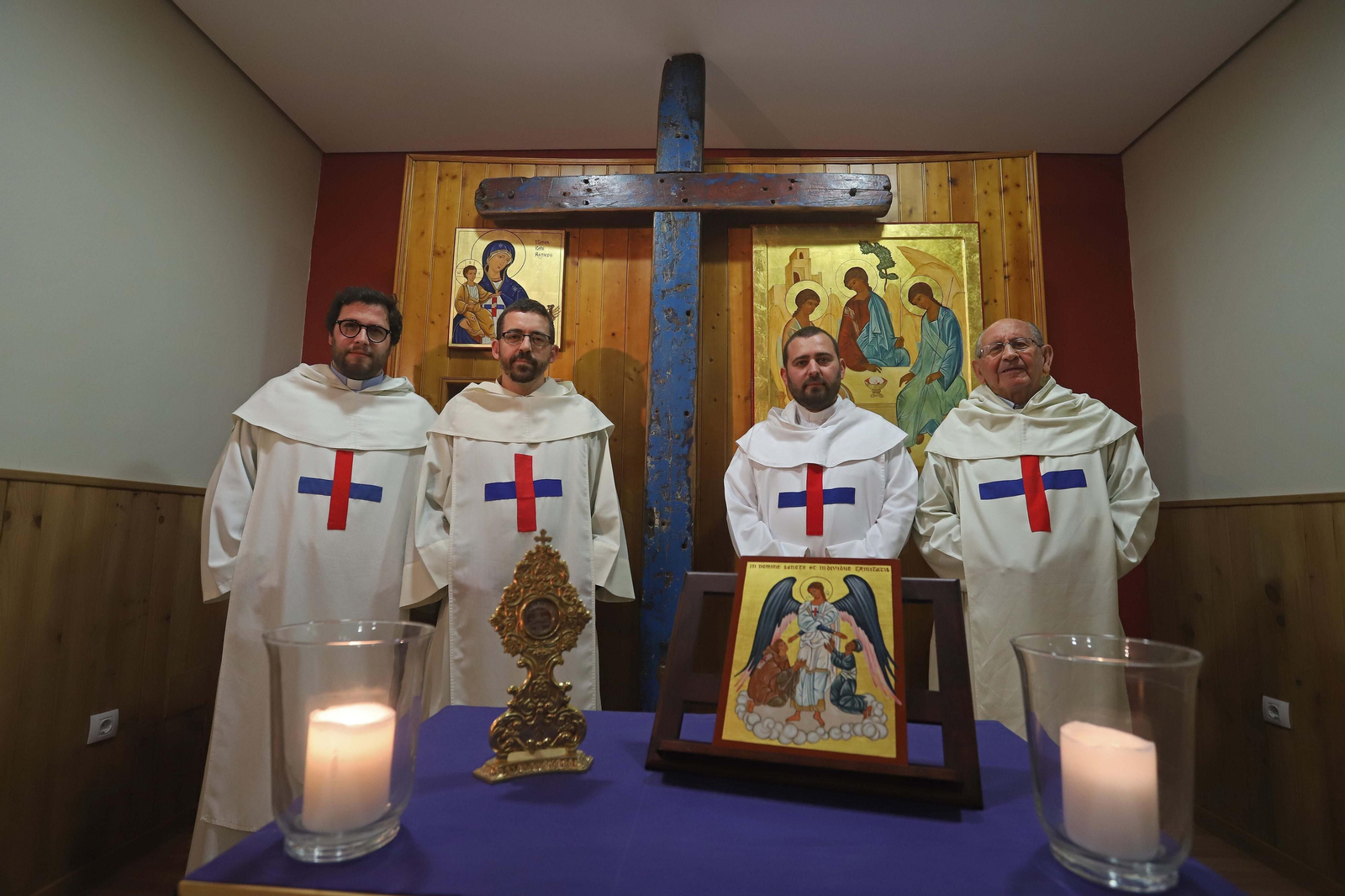 Los religiosos de la orden trinitaria que custodian la Cruz de Lampedusa.
