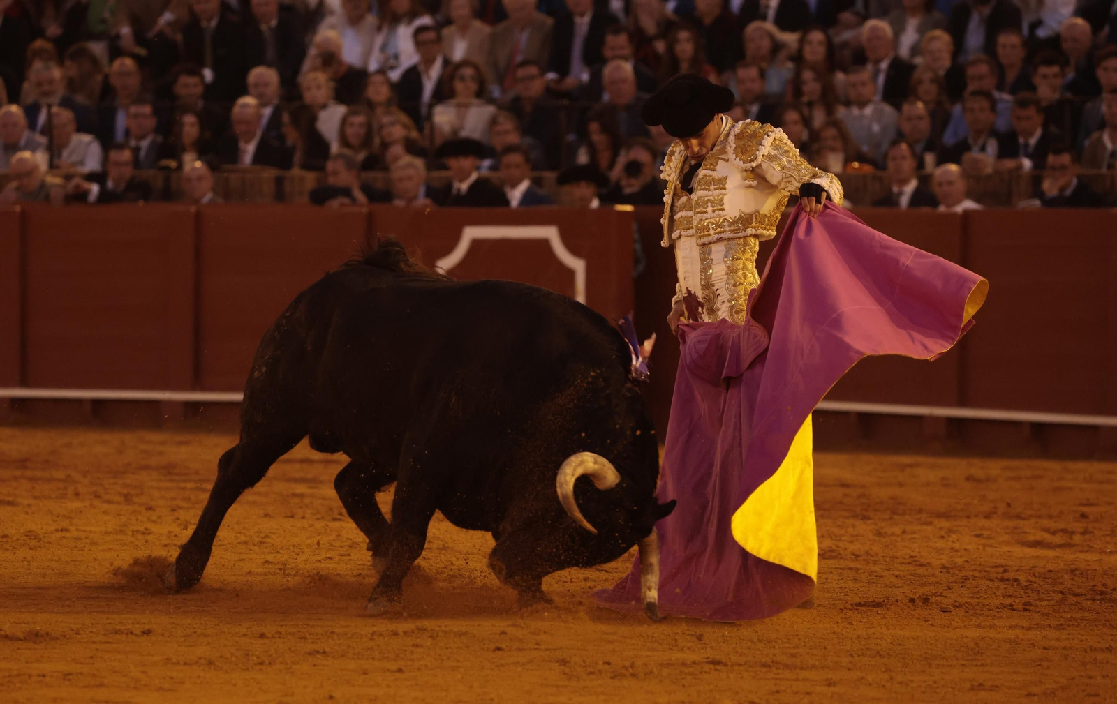 Las imágenes de los toros en Sevilla con Morante de la Puebla, José María Manzanares y Talavante