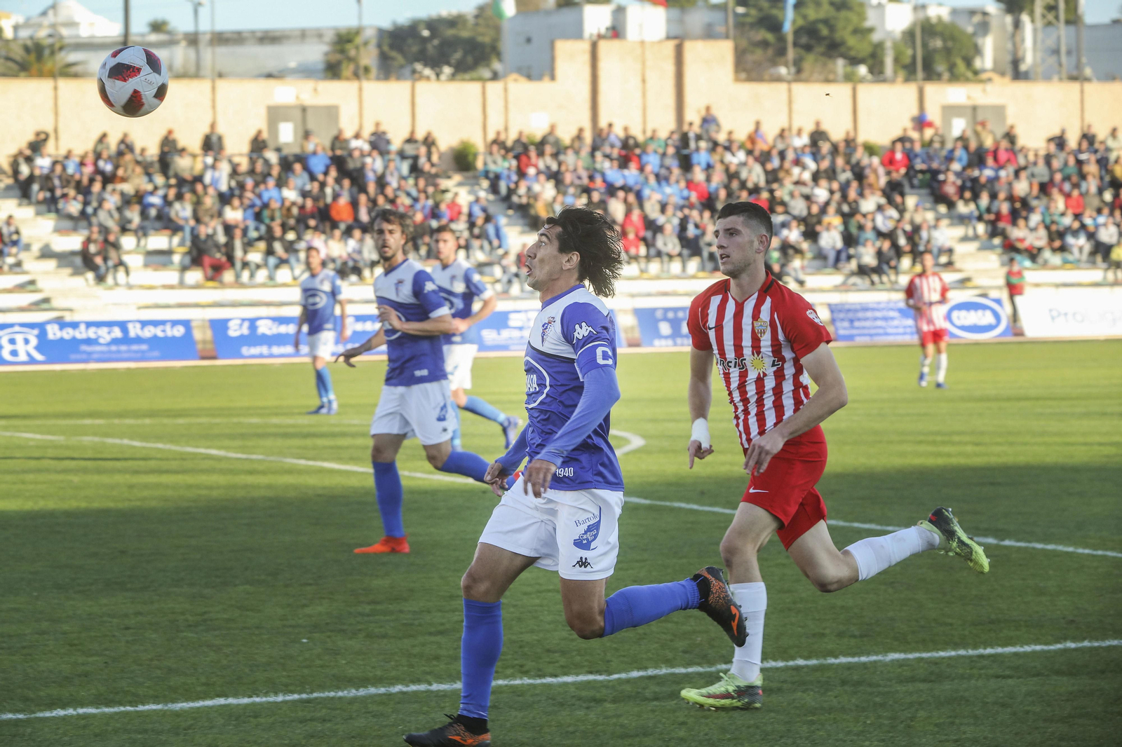 Pedro Ríos corre mientras está atento a la caída del balón.