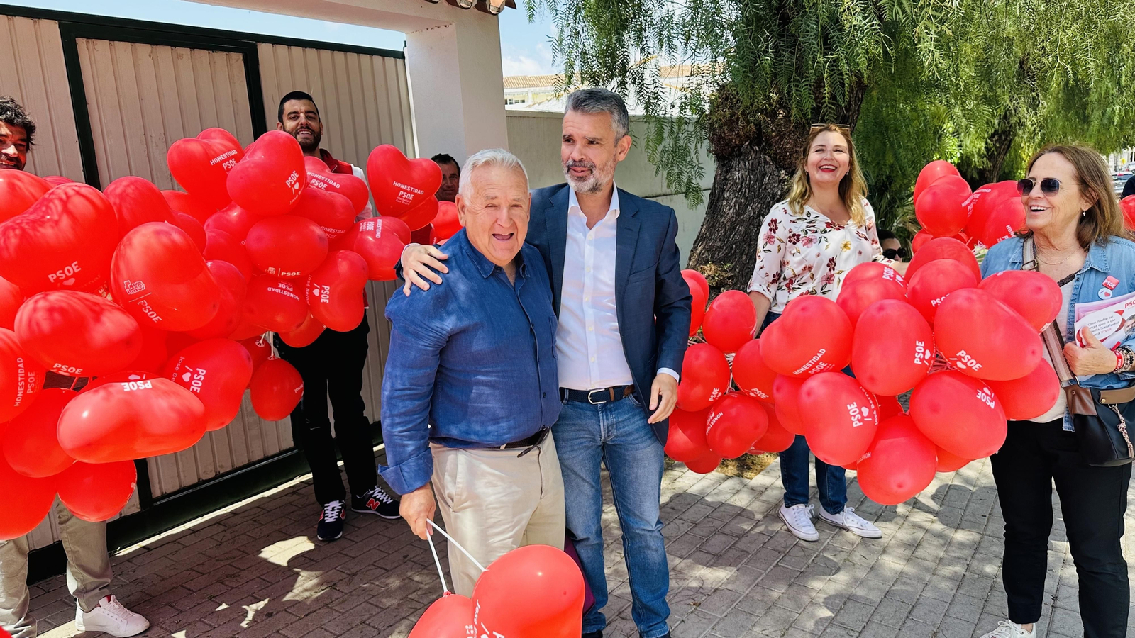 La visita de los socialistas al distrito de Nueva Andalucía.