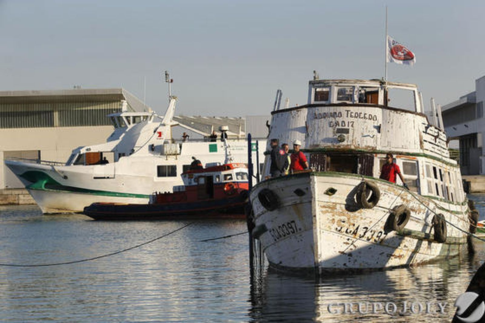 El Adriano III regresa al varadero de El Puerto, donde será reparado para su puesta en funcionamiento en marzo de 2012.

Foto: Fito Carreto