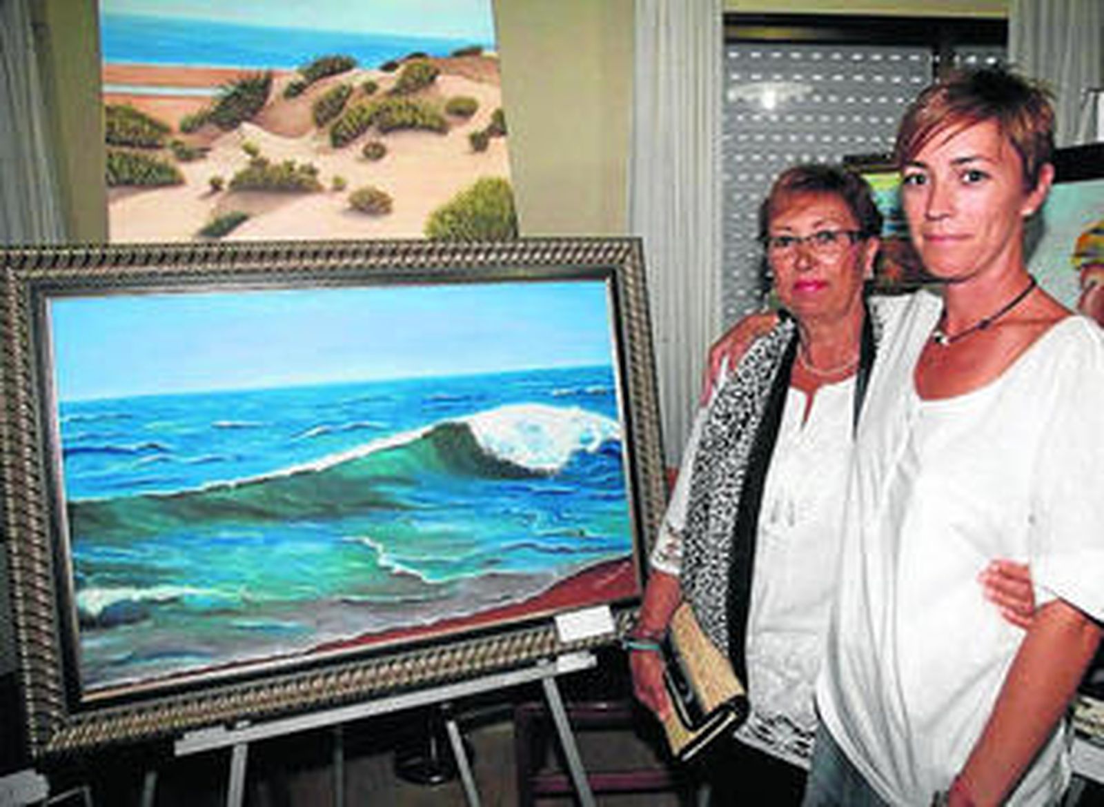 Luisa Vilariño y María del Mar Domínguez junto a una de las obras.
