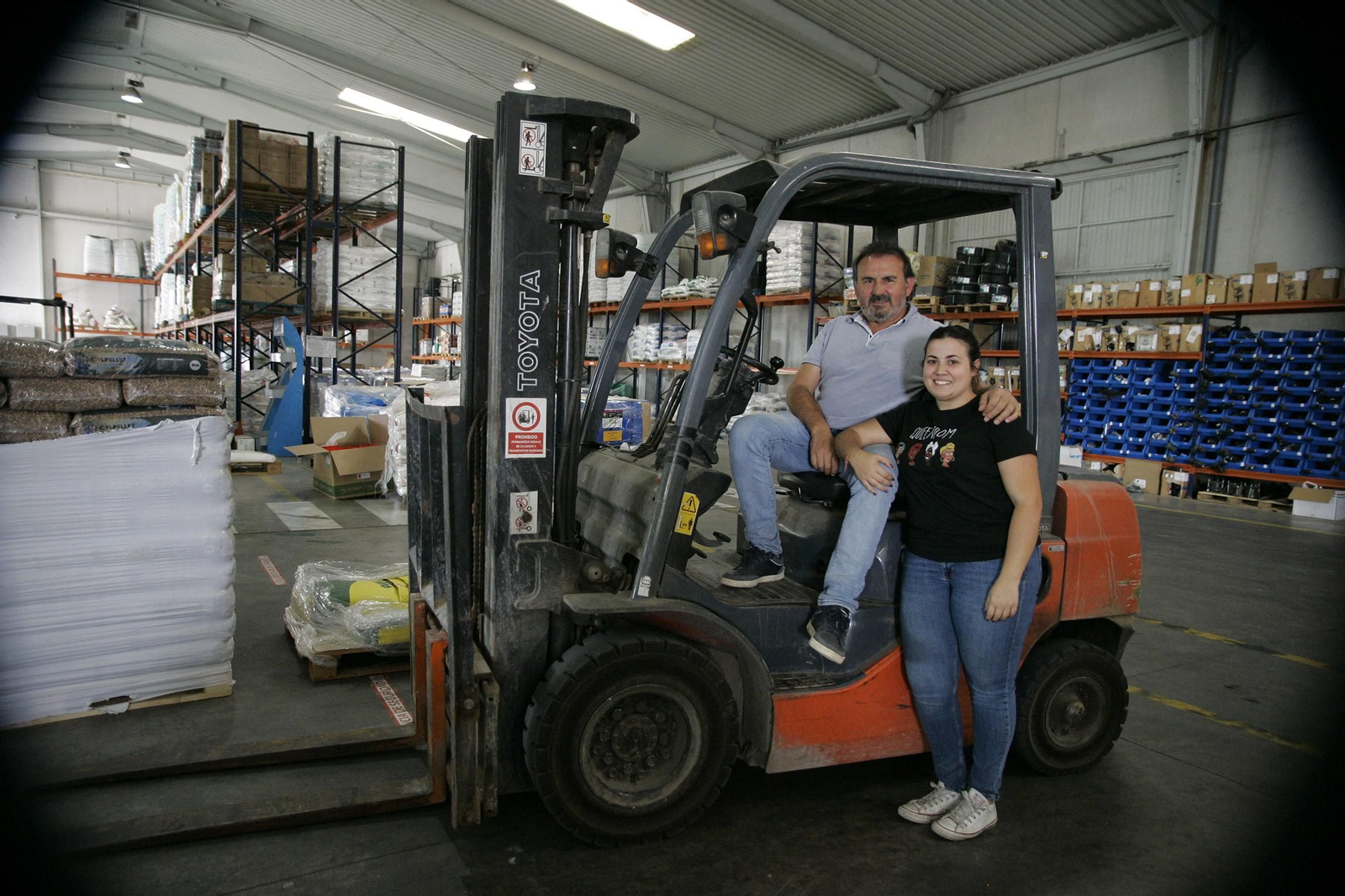 n Andrés Parra Parra y Ana Parra González, padre e hija, en el almacen de BPZ Comercial Agrícola, en Huércal Overa.