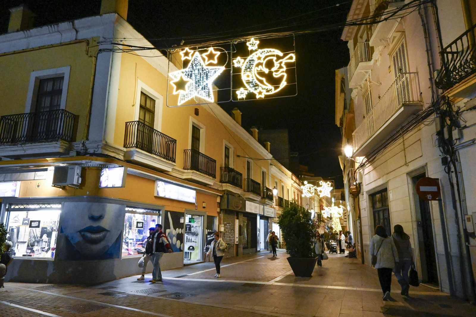 Imágenes de la nevada y alumbrado navideño en Huelva