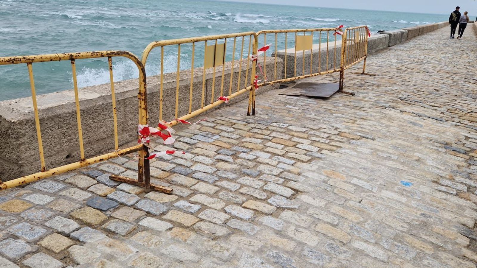 Las vallas se han convertido en parte del paisaje ya habitual de este pintoresco paseo cercano a La Caleta