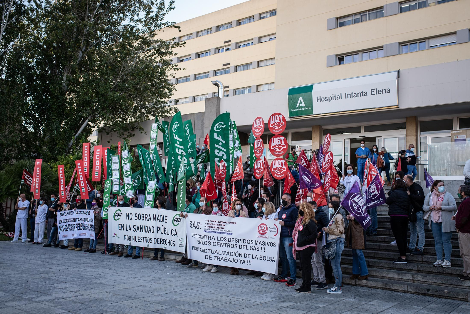 Imágenes  de la concentración sindical de sanitarios en el Infanta Elena