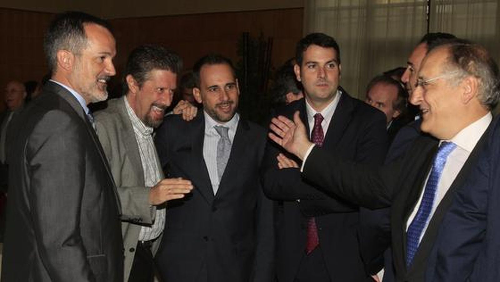José Luiz Nores, gerente de Ferrocarriles Andaluces; Enrique Salvo, director del Metro, José Luis Padilla, Javier Gómez, José Carlos Gaspar, de Unicaja y Enrique Urkijo, director general de Renfe.

Foto: Sergio Camacho