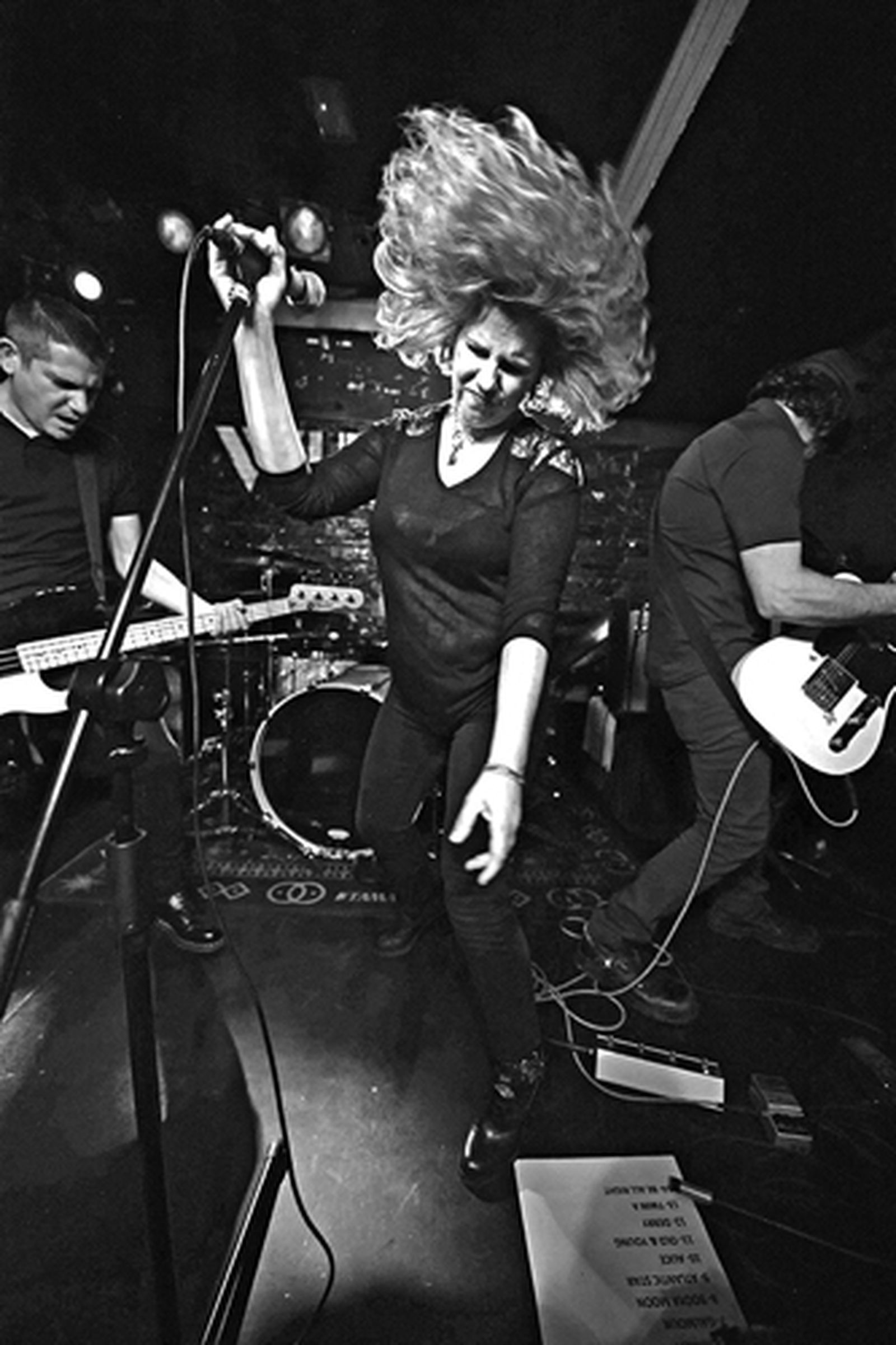 Amphetamine Discharge, durante un concierto.