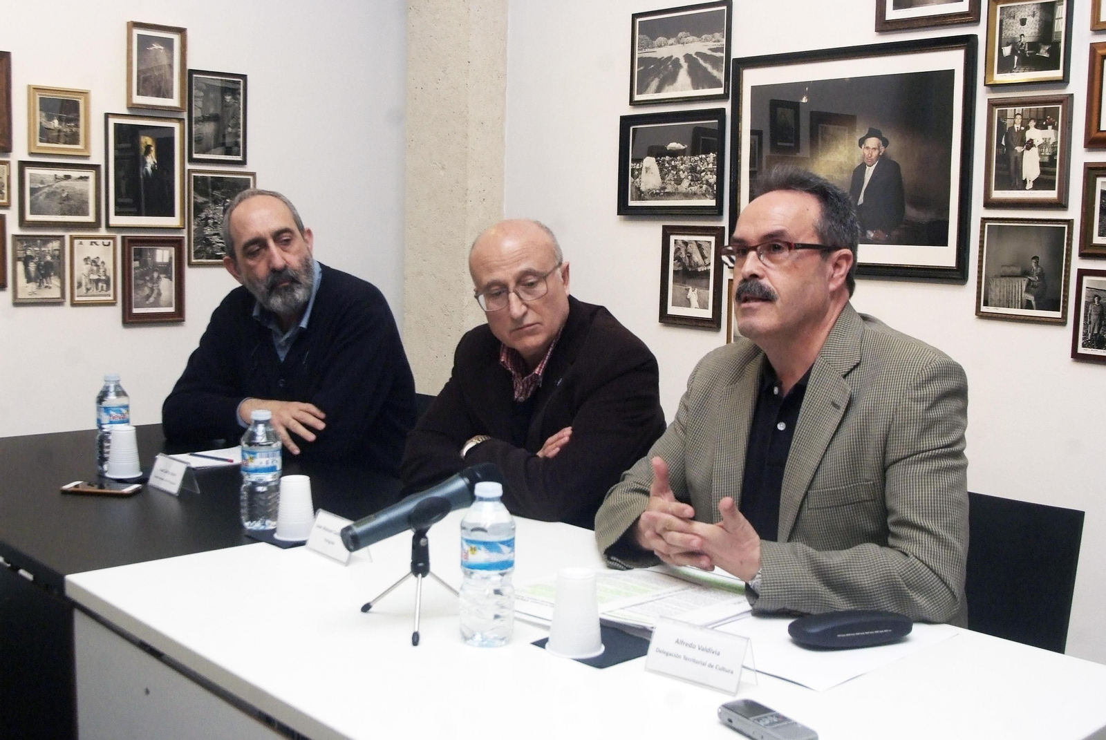 Juan Carlos Asian, Juan Manuel Castro Prieto y el delegado de Cultura, Alfredo Valdivia.