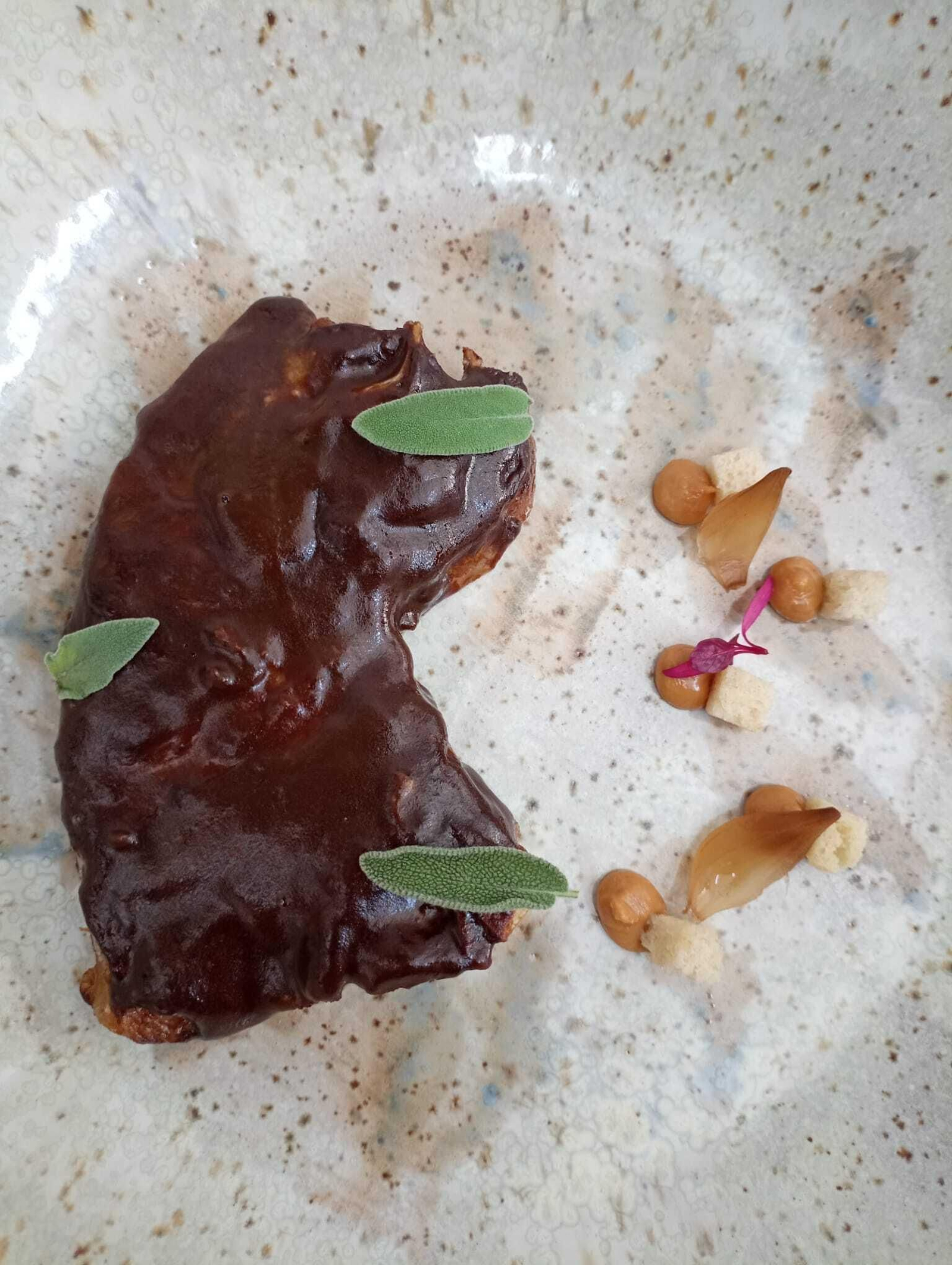 Parpatana de atún rojo asada con okonomiyaki de cola de toro y demiglace de sus espinas. 6 platos japoneses exclusivos que sólo puedes comer en el Restaurante Akase