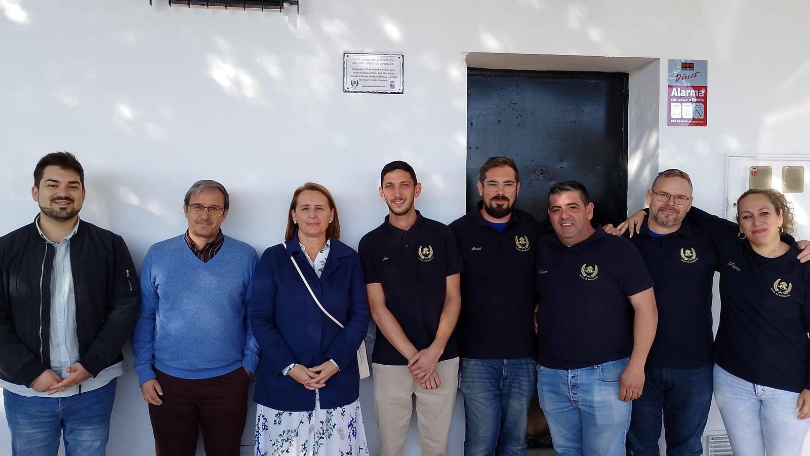 La alcaldesa y el presidente de la entidad (ambos en el centro) junto a concejales y miebros de la Asociación