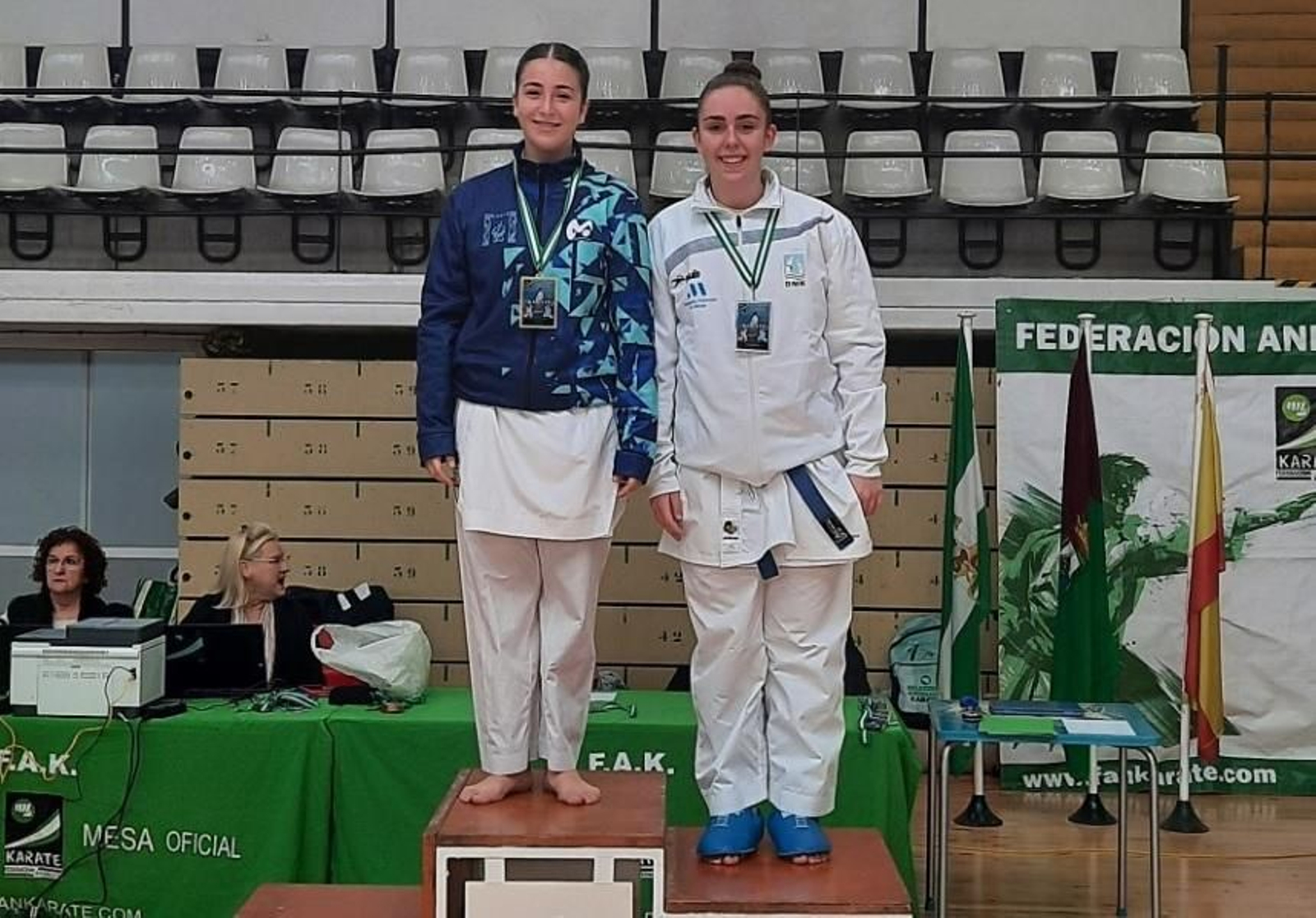 Paula Cintas, del Club Dakentai, en lo más alto del podio con su medalla de oro.